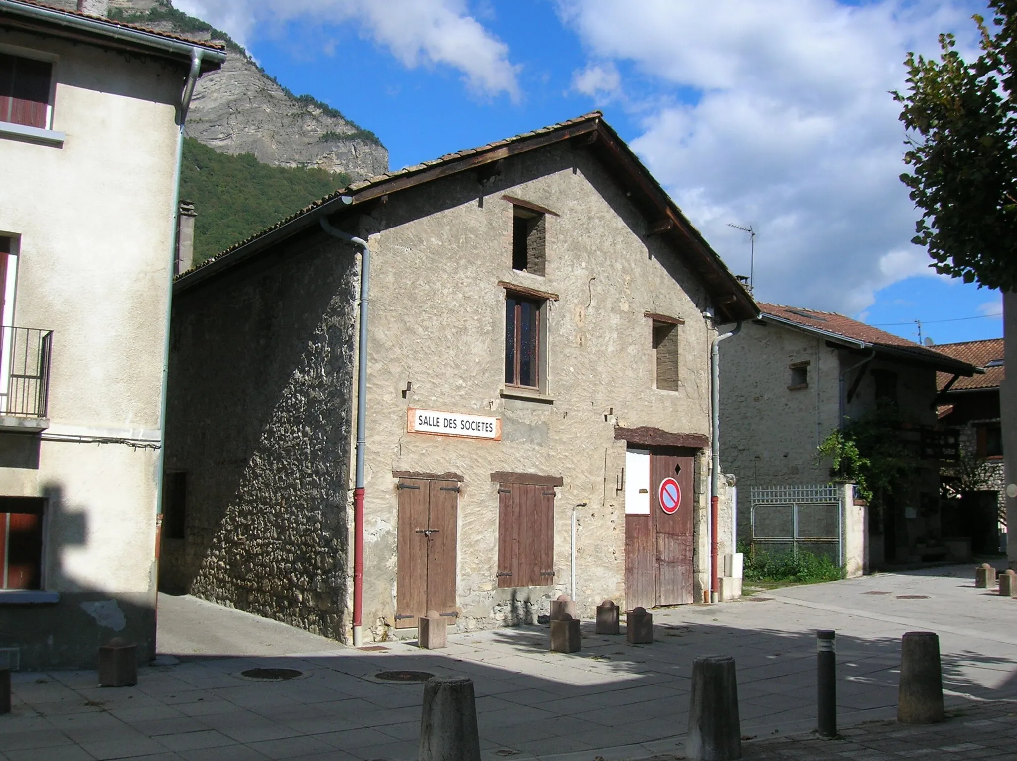 Photo showing: Salle des societés. Lumbin un jour de Coupe Icare. Lumbin, Isère, France.