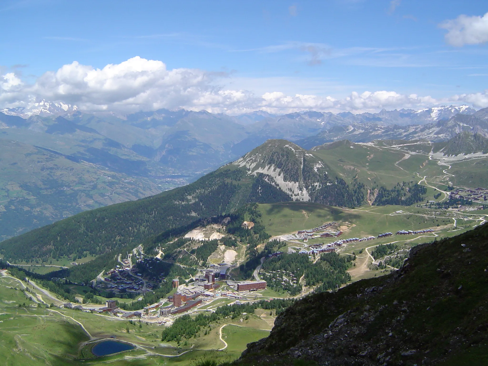 Photo showing: Vue de la station de sport d'hiver de La Plagne (Savoie, France) prise depuis le Mont Jovet.
