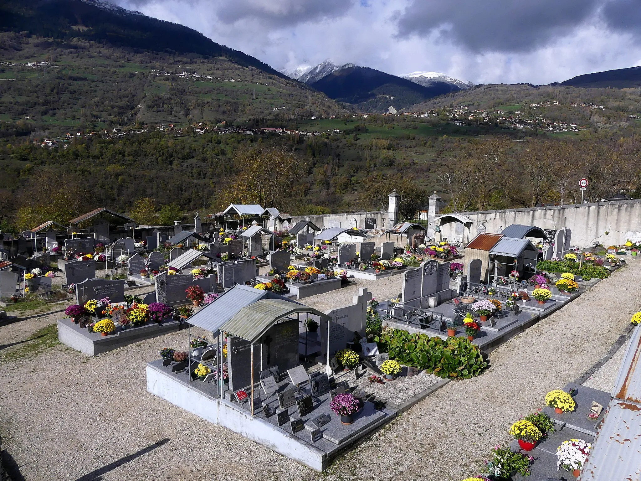Photo showing: Sight of Mâcot cemetery very flowered a few days after All Saints' Days 2022, in Tarentaise valley, Savoie, France.