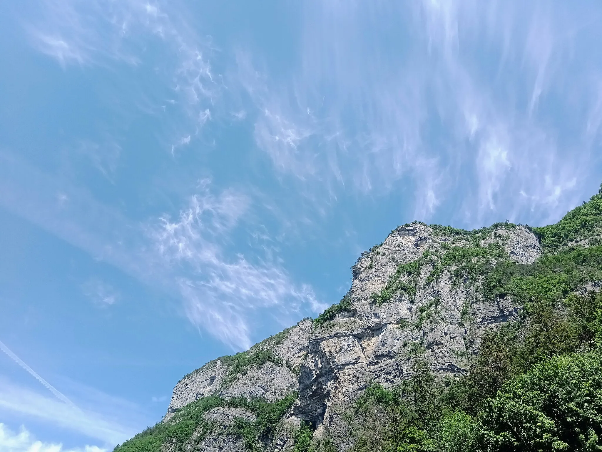 Photo showing: Falaise au-dessus du chef-lieu de Magland, Haute-Savoie, France