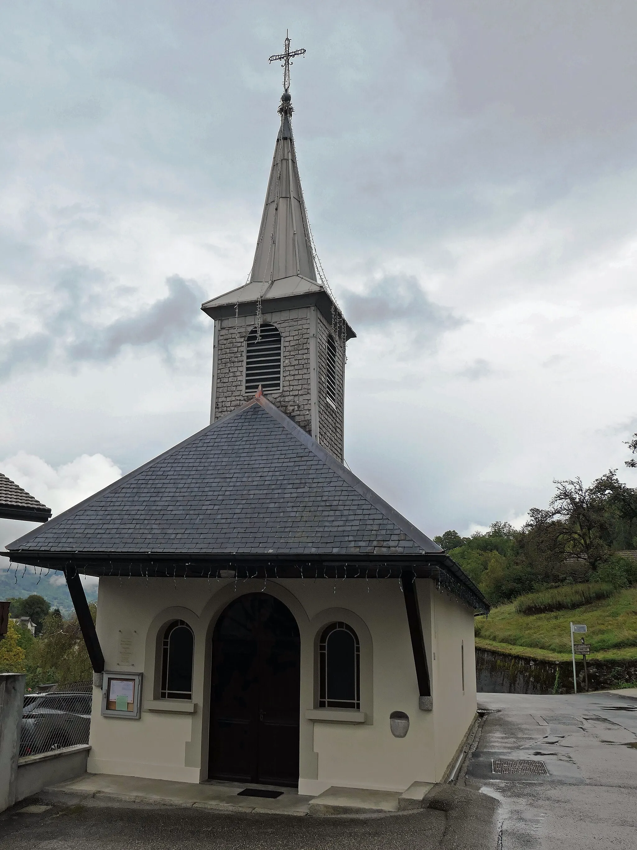 Photo showing: Petite chapelle  abritée par un toit en auvent surmonté d'un clocher flèche