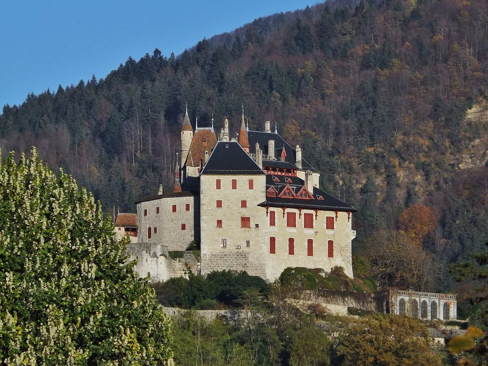 Photo showing: Sight of the château de Menthon-Saint-Bernard castle, seen from the lac d'Annecy lake coast, on Menthon-Saint-Bernard in Haute-Savoie, France.