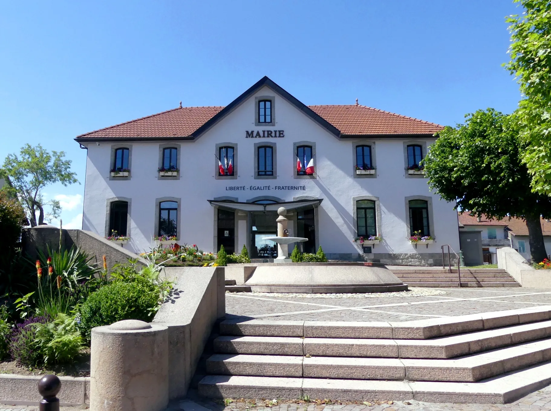 Photo showing: Sight of Messery town hall, in Haute-Savoie, France.