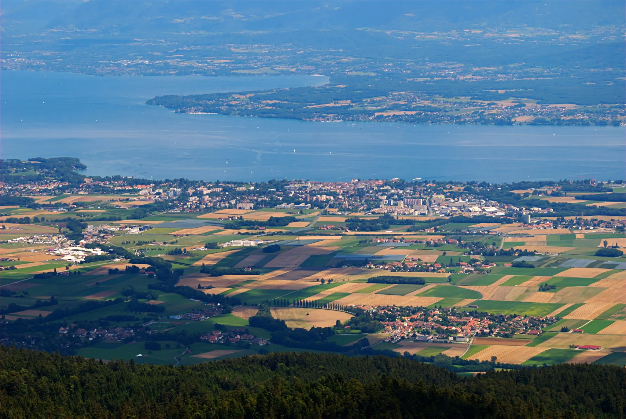 Photo showing: The town of Nyon, the lake Geneva, the french departement of Haute-Savoie, viewed from the La Dôle summit, in Switzerland.