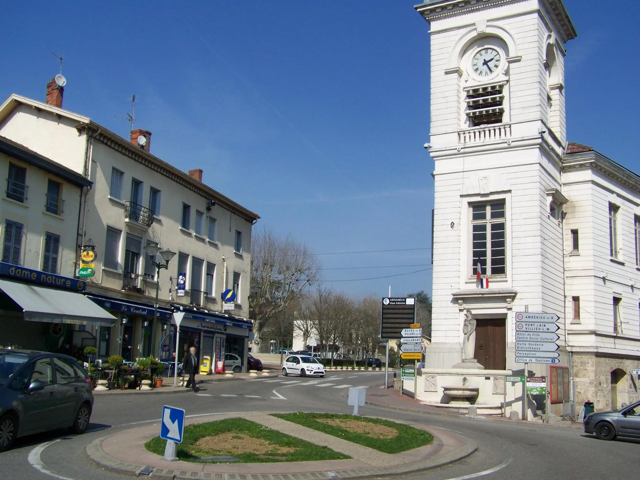 Photo showing: Picture of Meximieux city center and its city office (right) in department of Ain, France.