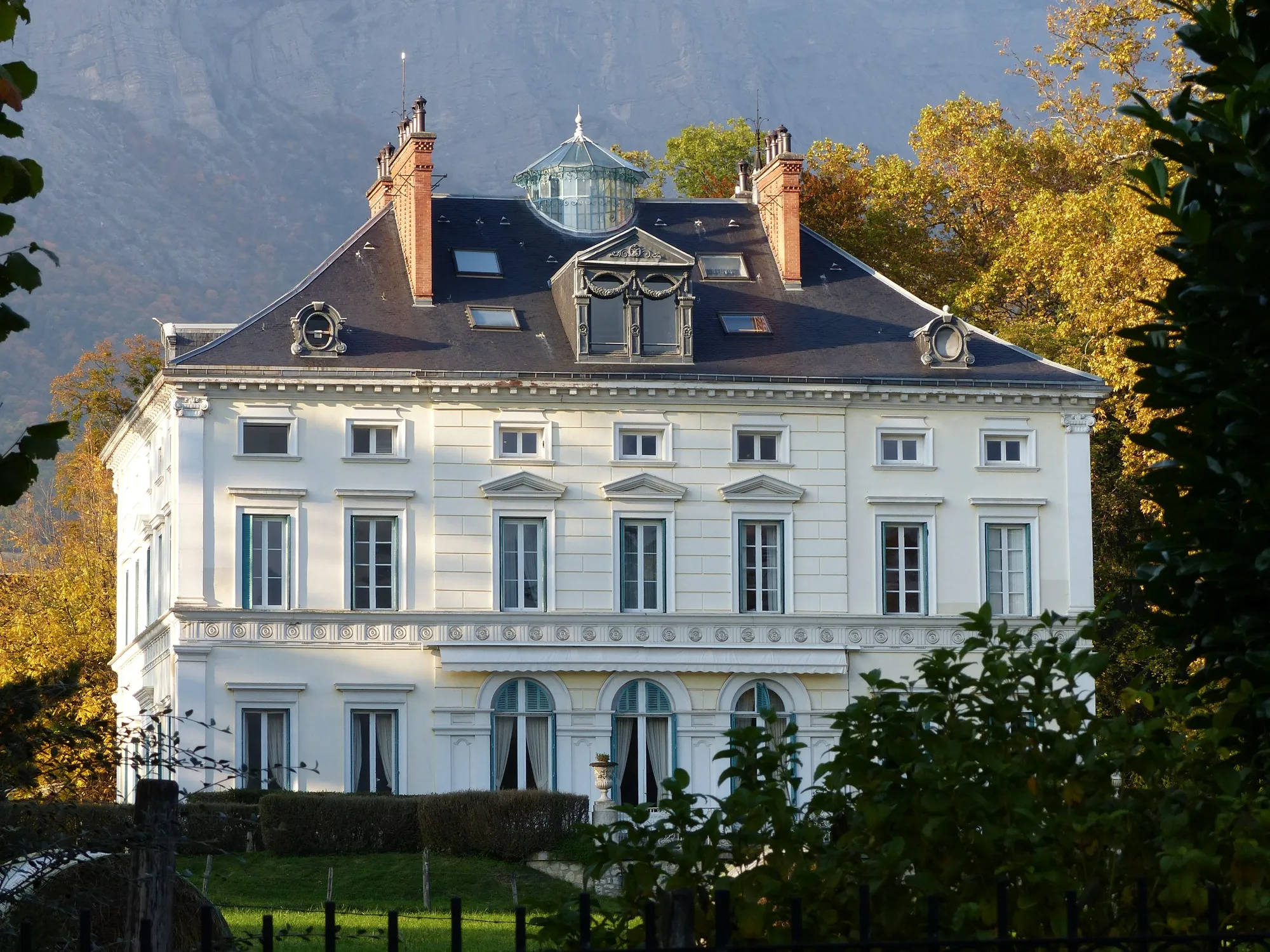 Photo showing: Château de Maupertuis (XIXème), implanté dans un vaste domaine en 1820, il est transformé en 1866 dans le style Napoléon III. Aujourd'hui l'édifice abrite une activité tertiaire et n'est pas ouvert au public. Mais une large partie du parc est ouverte (Parc des étangs à Meylan).