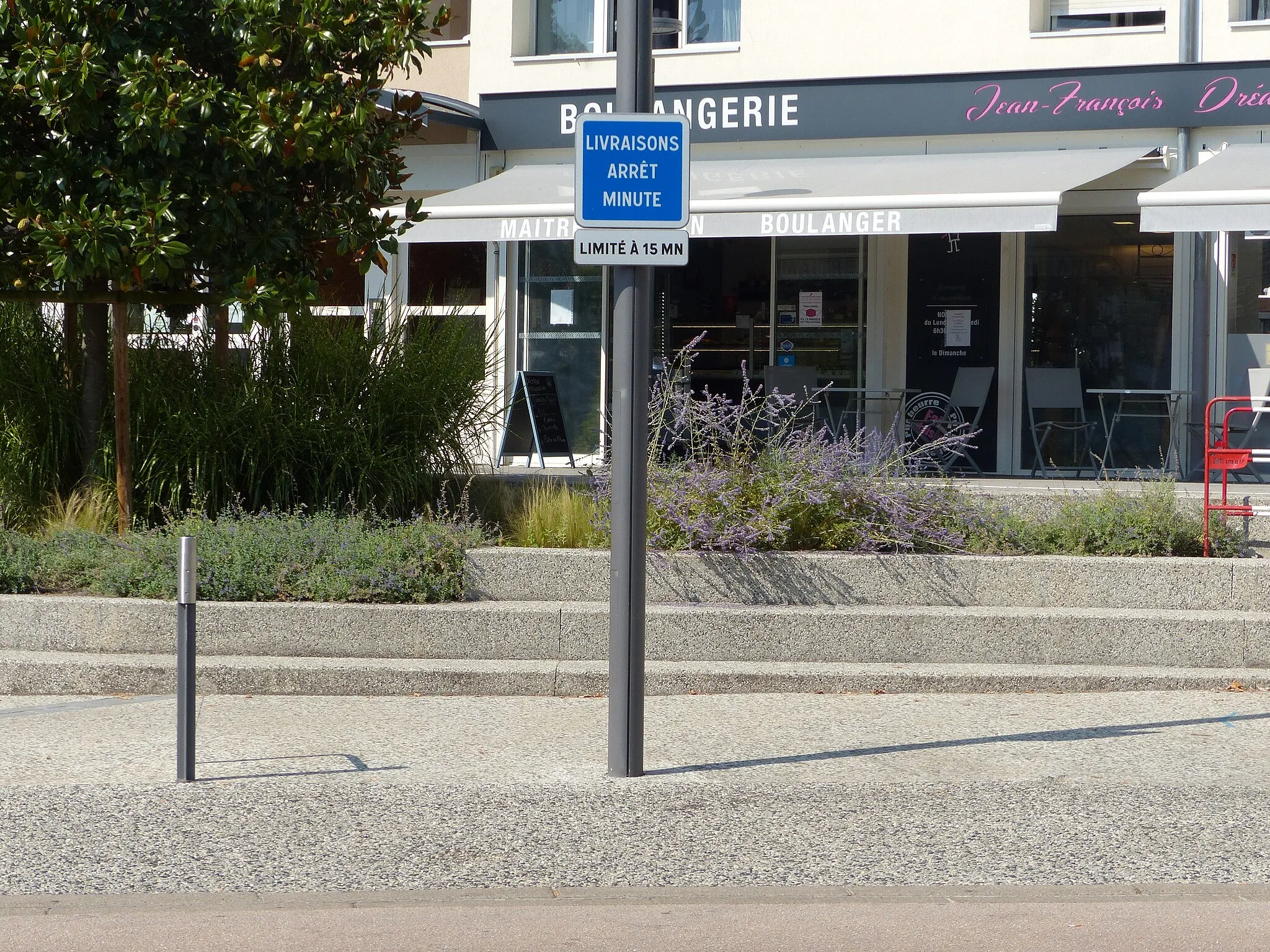 Photo showing: Panneau C50 livraisons arrêt minute, avenue du Stade, Meythet, Haute-Savoie, France.