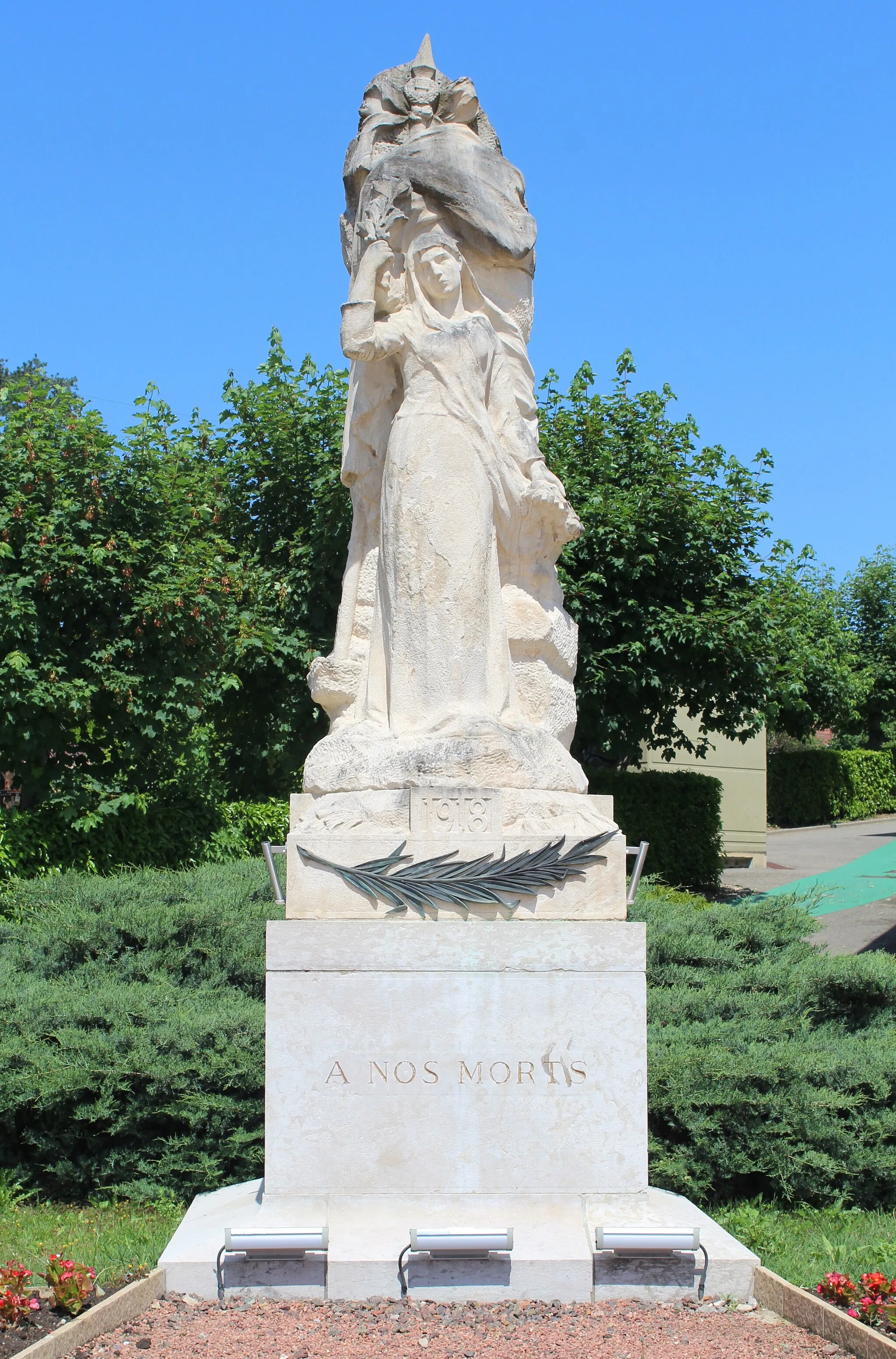 Photo showing: War memorial of Mézériat, Ain departement, France.