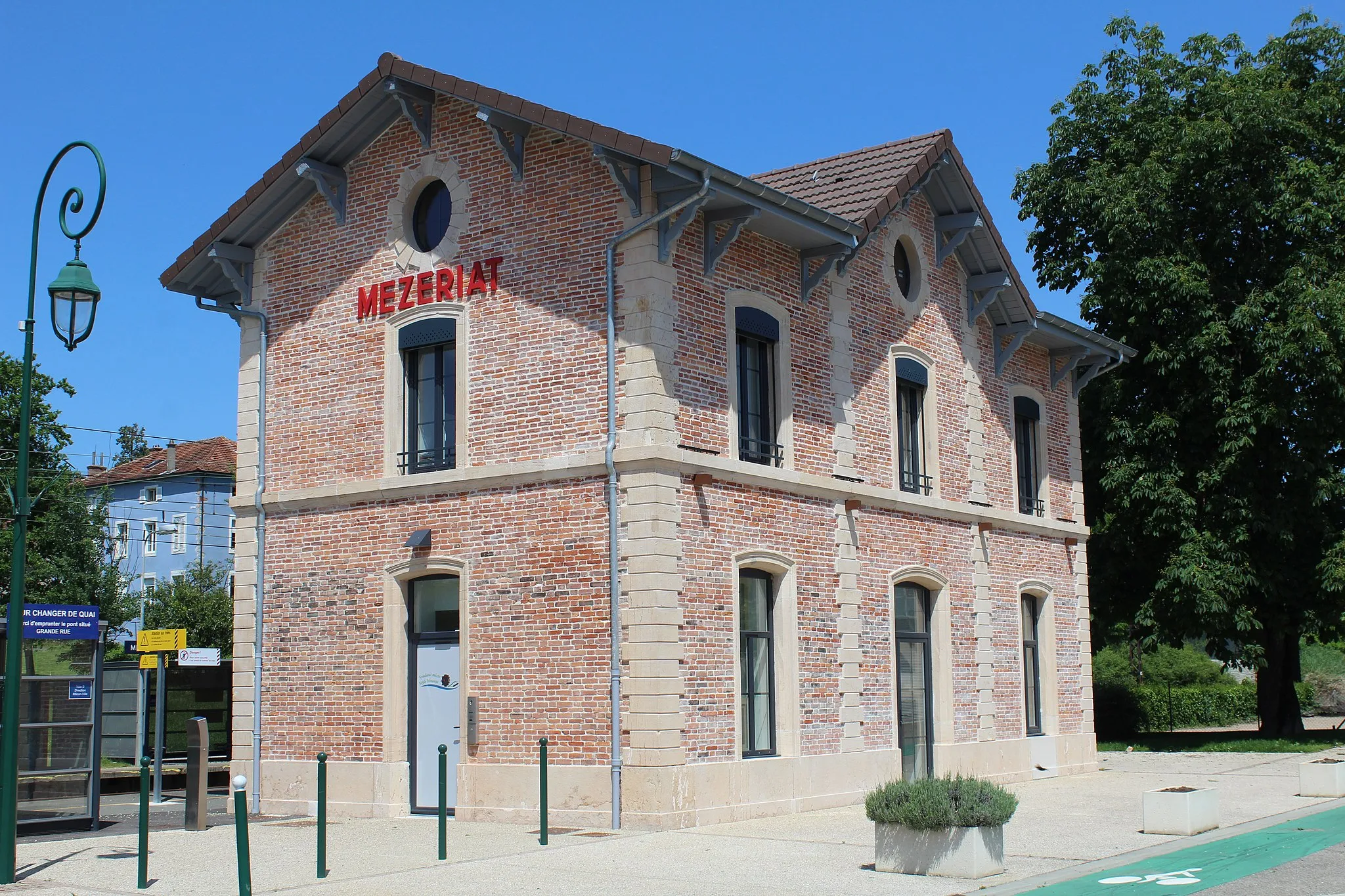 Photo showing: Ancien bâtiment voyageur de la gare de Mézériat, aujourd'hui siège du syndicat Veyle-vivante.