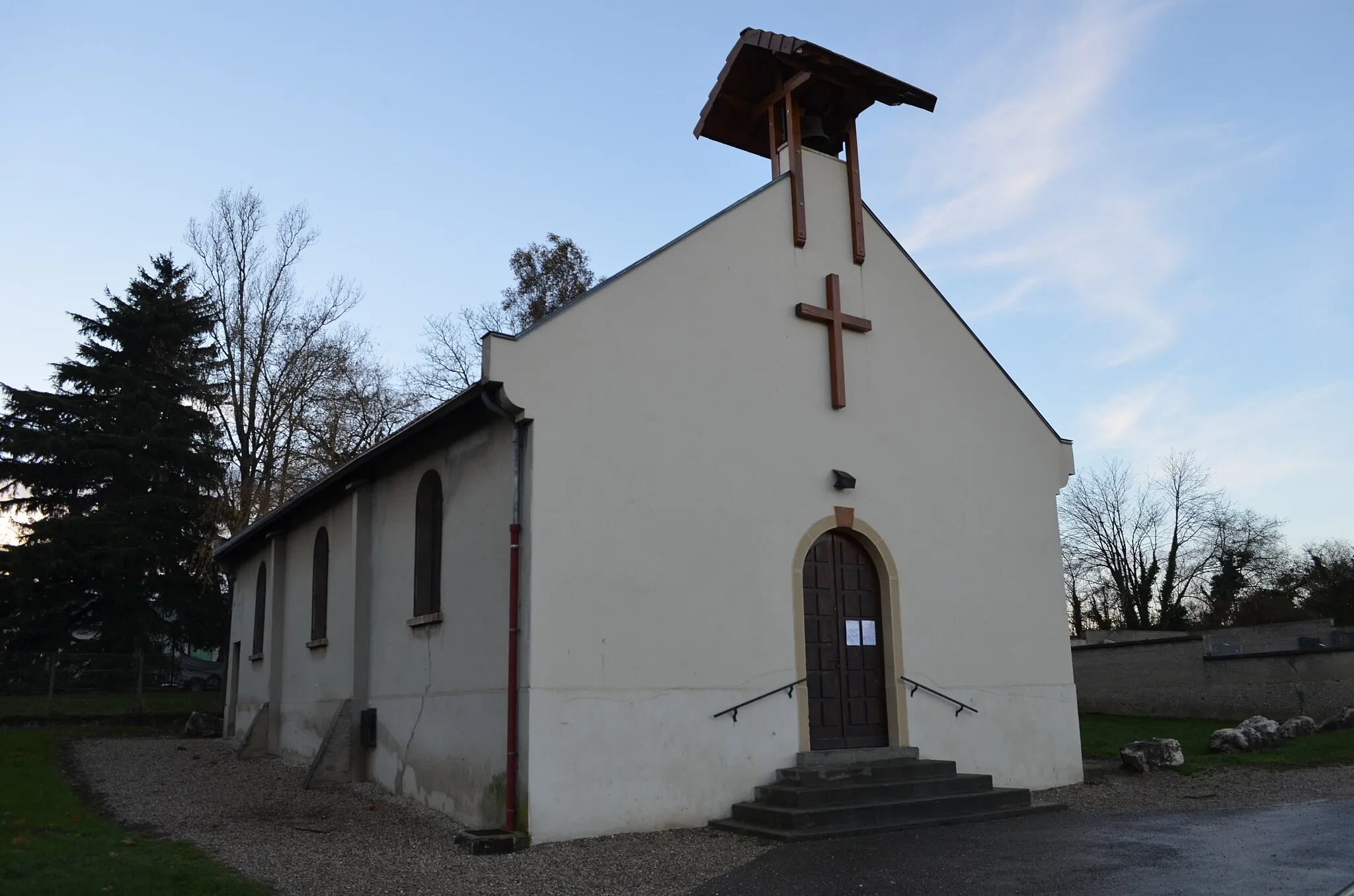 Photo showing: Chapelle du hameau des Échets construite en 1945. Jusque là les habitants se rendaient au hameau de 
Vancia (aujourd'hui hameau de Rillieux-la-Pape mais alors hameau de Miribel).