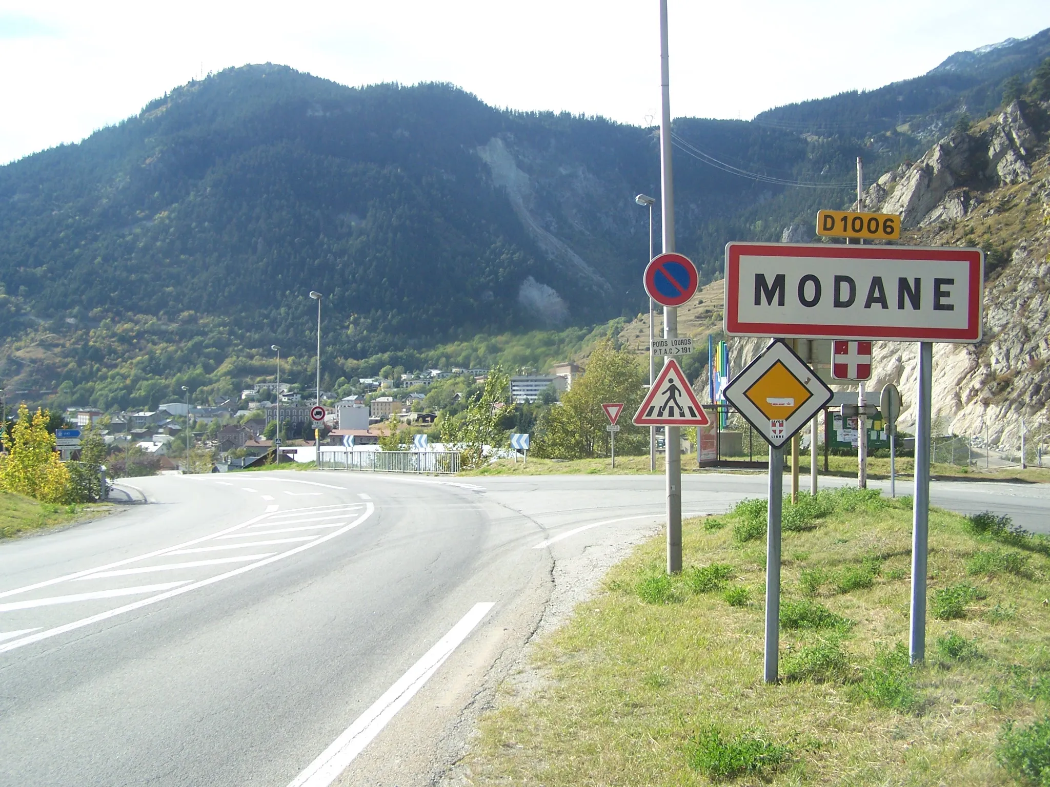 Photo showing: Sign welcoming visitors to the French commune of Modane in Savoie (Alps).