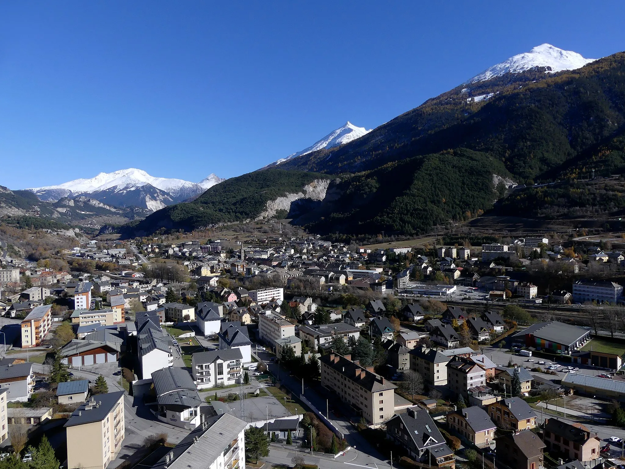 Photo showing: Sight, in autumn from the heights of Loutraz neighborhood, of Modane in Maurienne valley, Savoie, France.