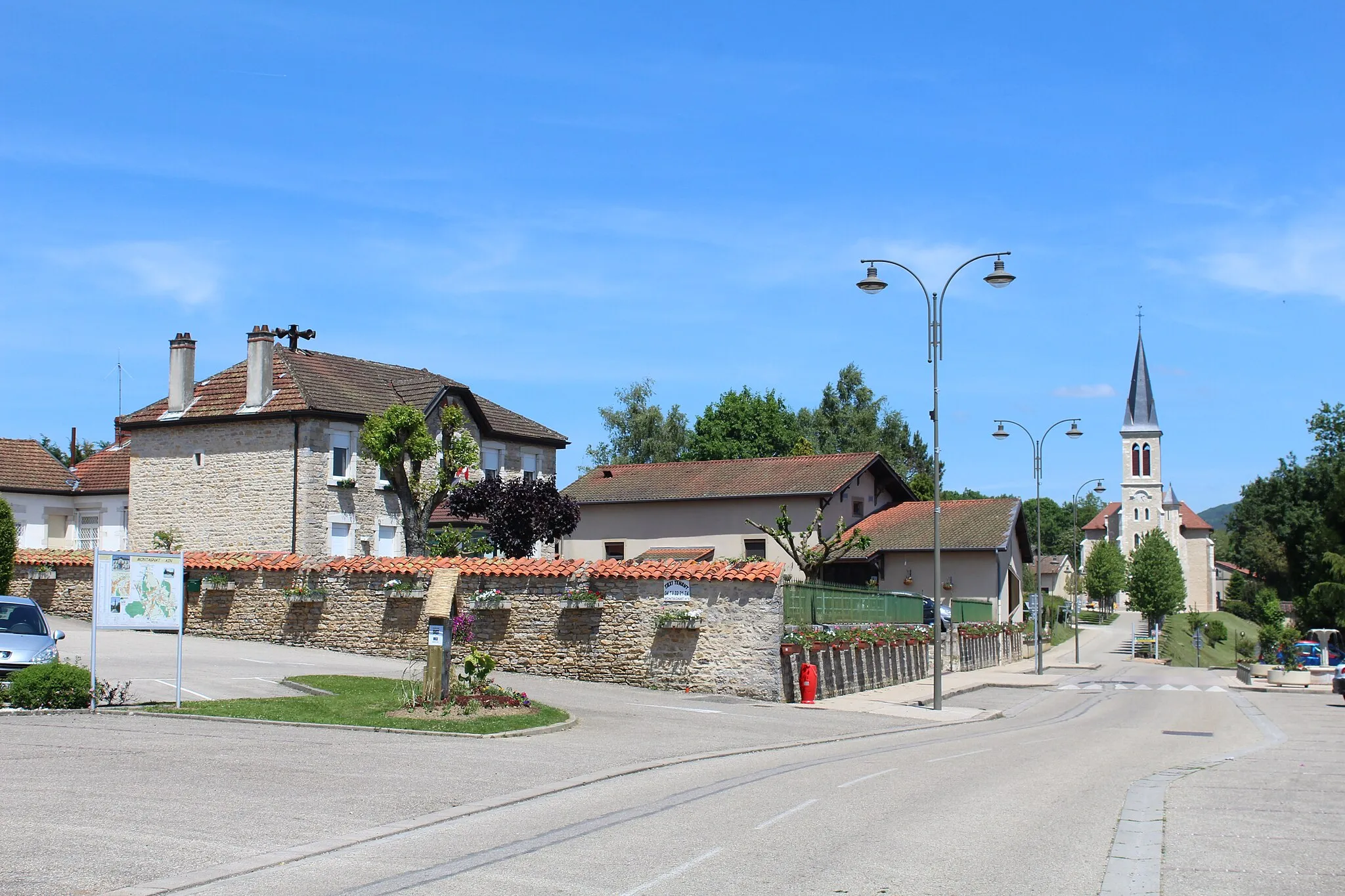 Photo showing: La route du Village à Montagnat avec l'église Saint-Claire et la mairie.