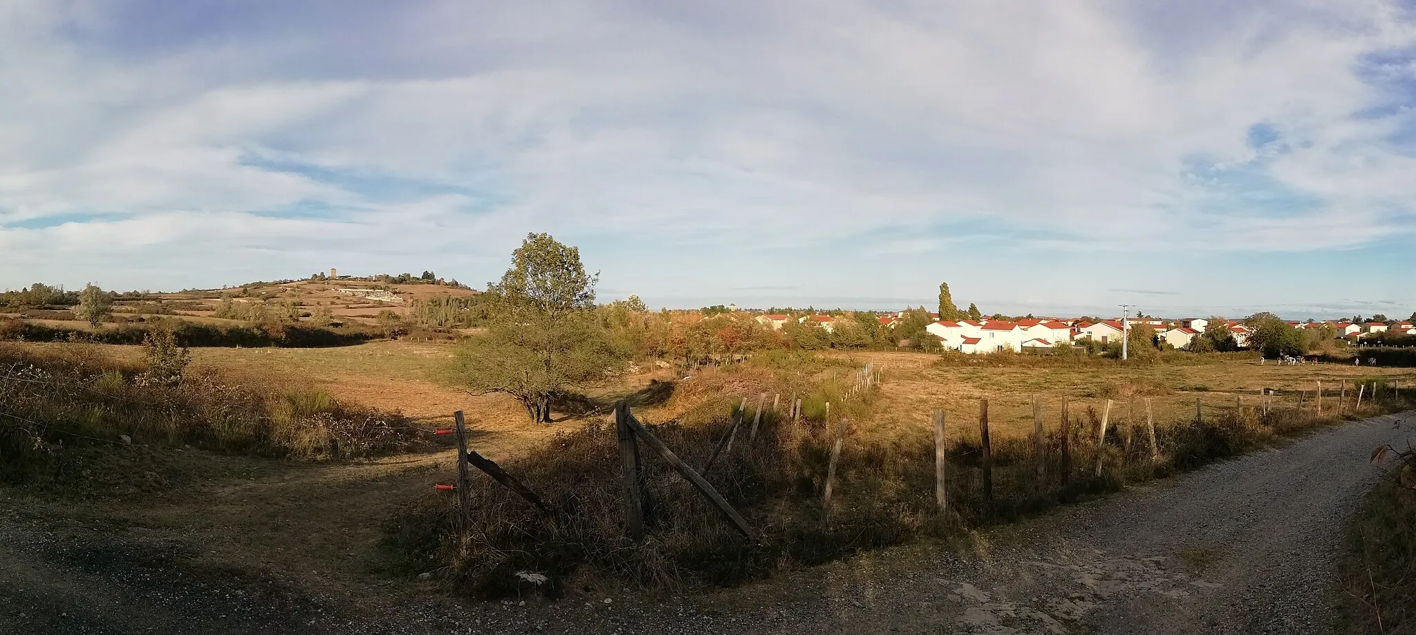 Photo showing: Vue de la lande du plateau de Montagny, du bourg et du village historique sur la colline.