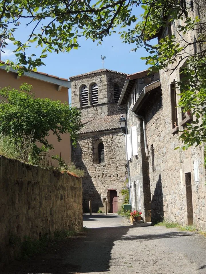 Photo showing: Rue du vieux Bourg et la chapelle romane