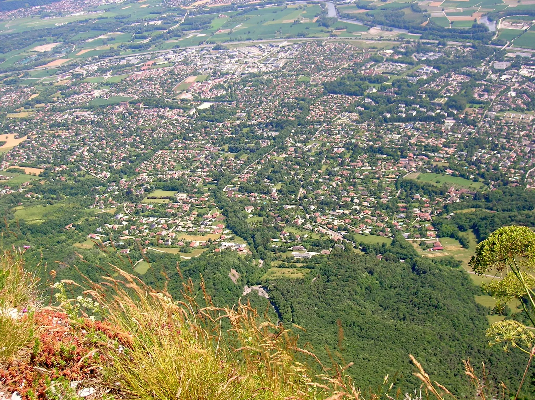 Photo showing: Vue générale de l'agglomeration grenoblois depuis le Fort St Eynard, Le Sappey-en-Chartreuse, Isère, France. Meylan, Biviers, Montbonnot-Saint-Martin, etc.