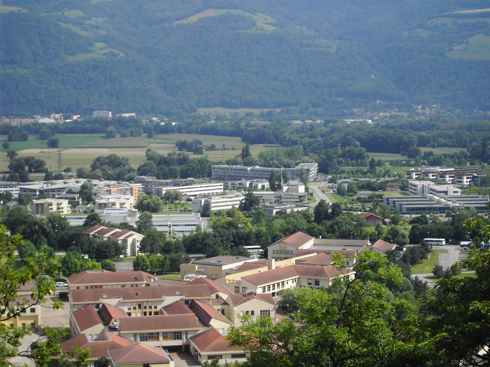 Photo showing: Vue générale d'inovallée depuis le parc de la mairie de Montbonnot (Isère). Au premier plan les bâtiments de l'école des pupilles de l'air.