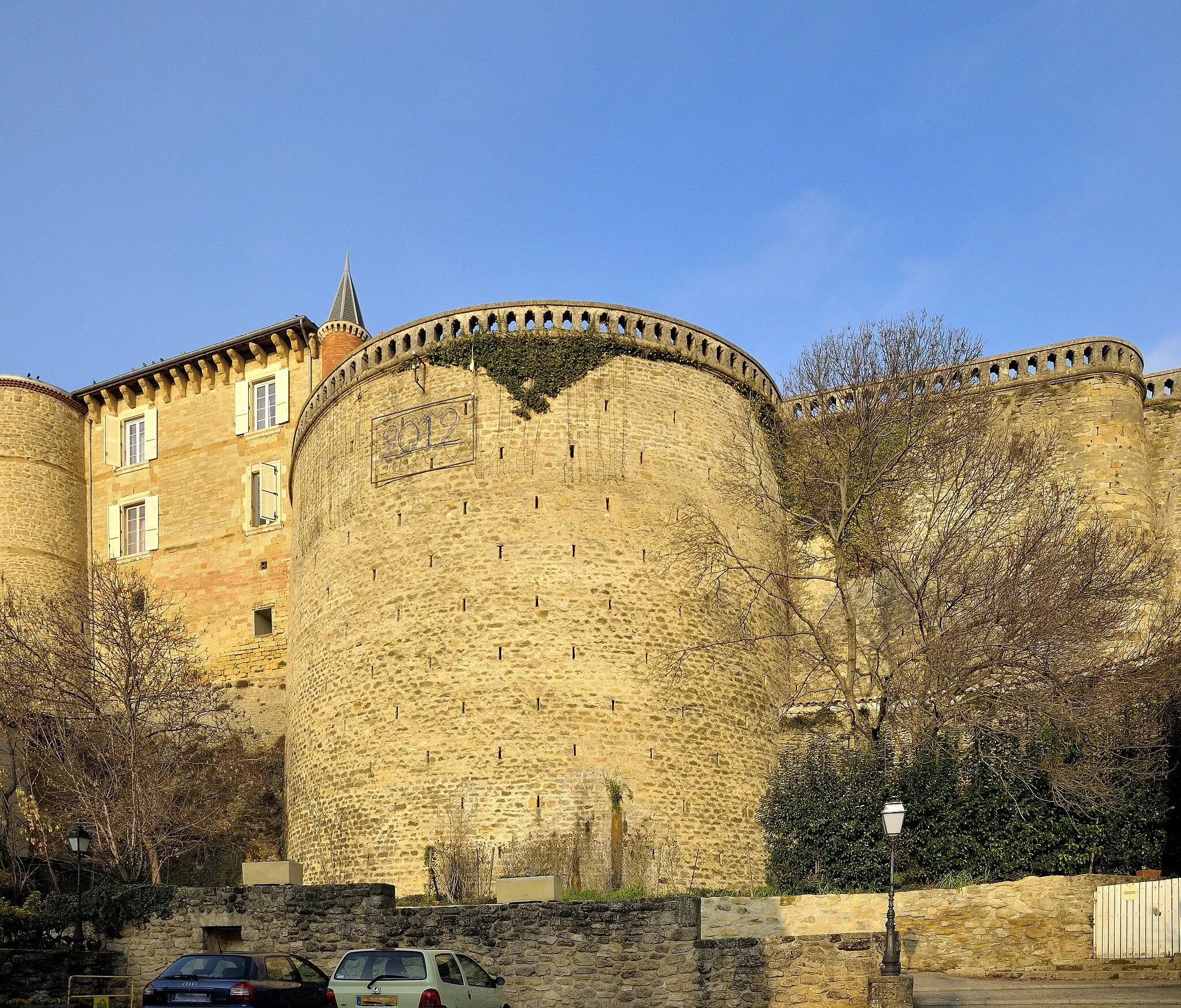 Photo showing: au pied du château