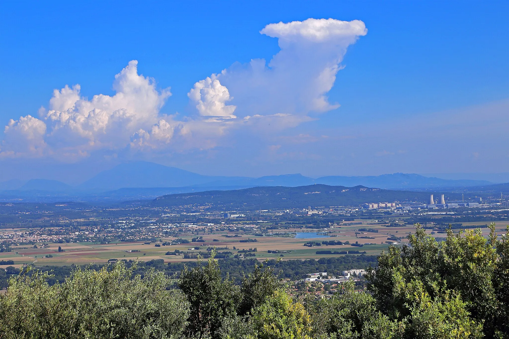 Photo showing: Blick auf die französische Stadt Montélimar im Tal der Rhone (Département Drôme) und auf das Kernkraftwerk Tricastan.