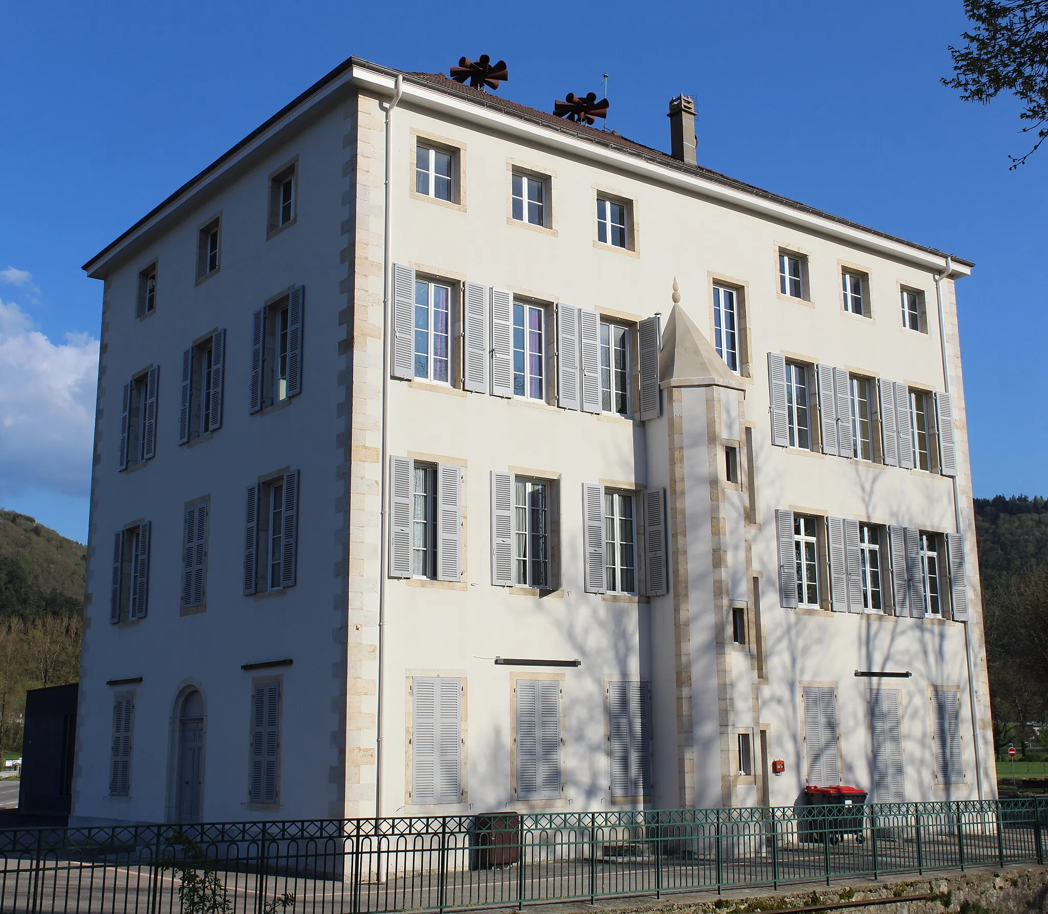 Photo showing: Mairie de Montréal-la-Cluse.