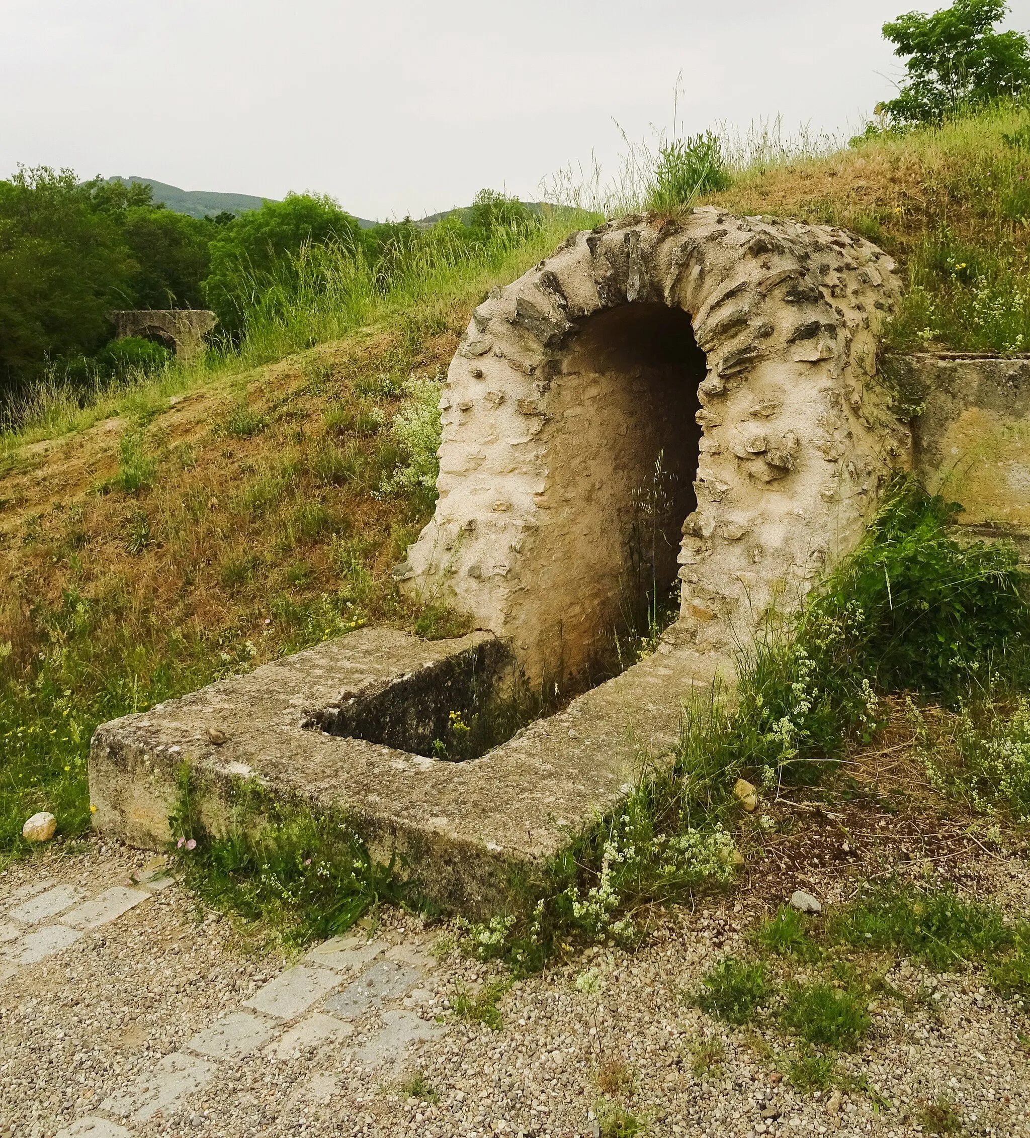 Photo showing: coupe  dans l'aqueduc sens amont