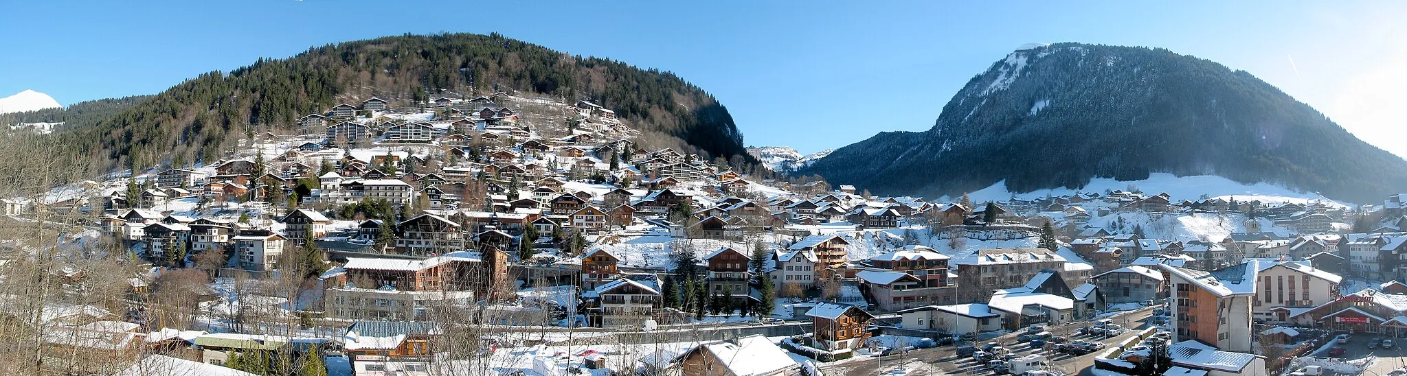 Photo showing: Panorama de la vallée de morzine en Janvier 2006.

Source : photographie prise le 08 Janvier 2006 par l'utilisateur Snip;