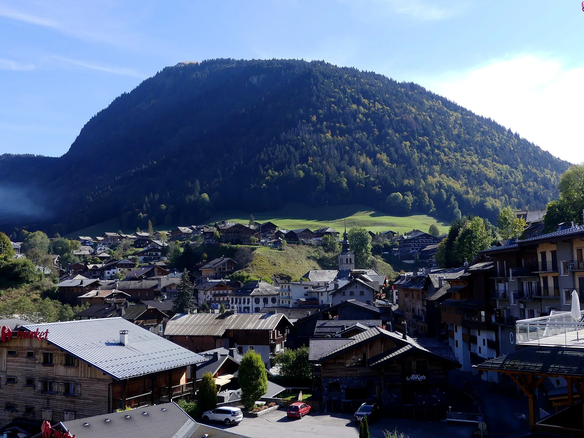 Photo showing: Sight, in autumn, of Morzine downtown in Haute-Savoie, France.
