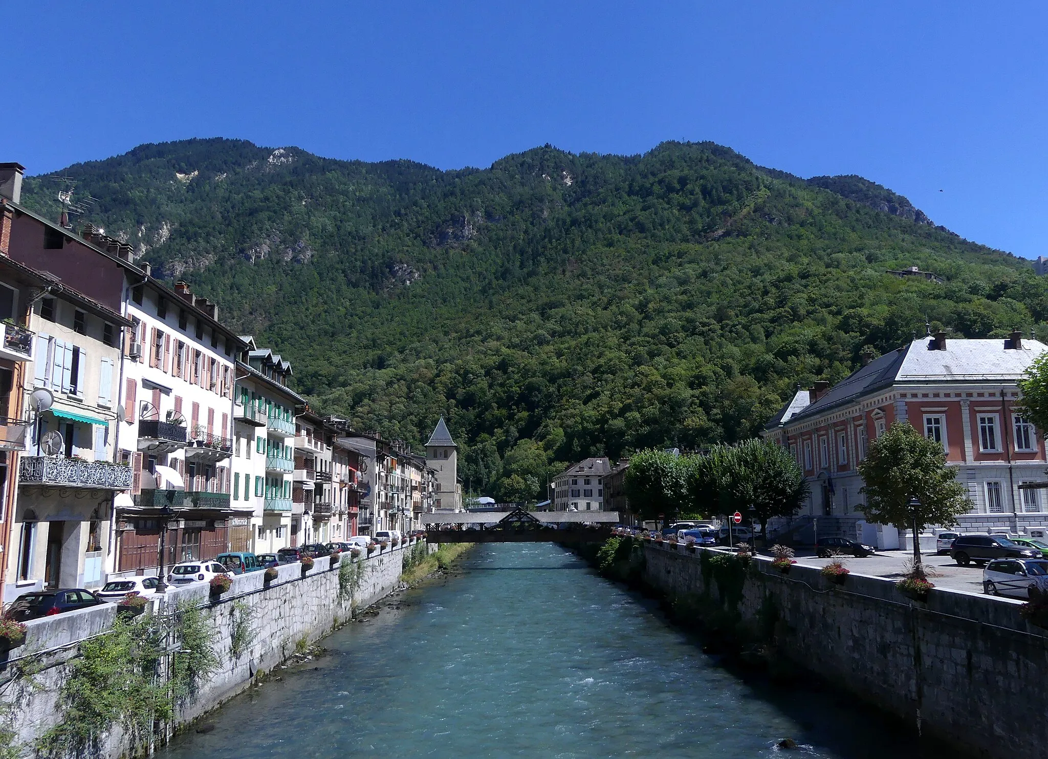 Photo showing: Sight of Isère river crossing Moûtiers, in Tarentaise valley, Savoie, France.