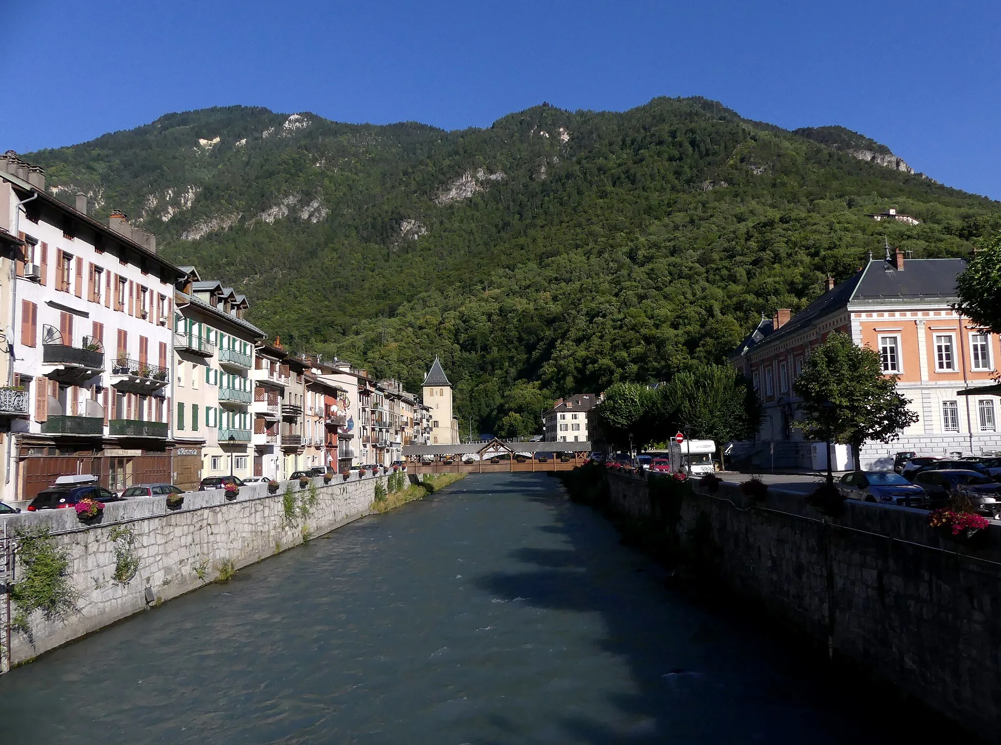 Photo showing: Sight, in the evening, of Isère river crossing Moûtiers, in Tarentaise valley, Savoie, France.