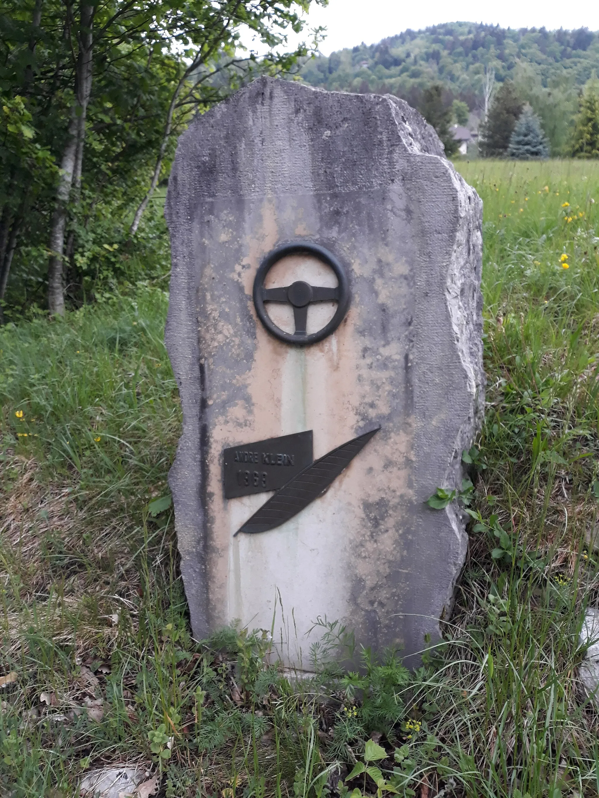 Photo showing: Cenotaph to Andre KLEIN ( x - 1969) in Gex (Ain, France) on the D1005 road to the Faucille pass, where he had an accident on September 7th, 1969.