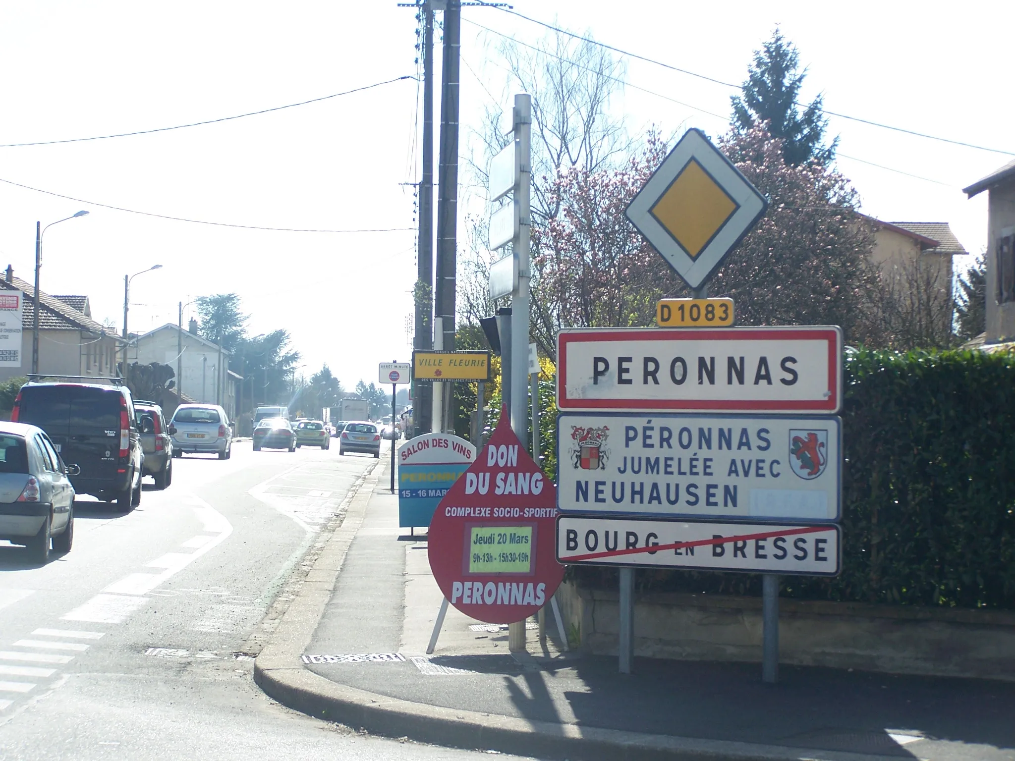 Photo showing: Sign welcoming visitors to the French commune of Péronnas when leaving Bourg-en-Bresse (capital of the Ain department).