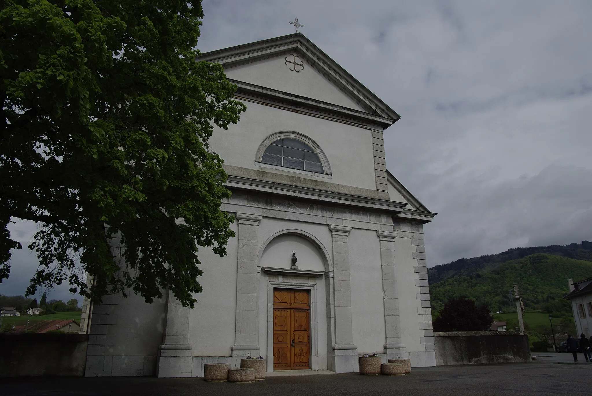 Photo showing: Parvis de l'Église Saint-Sylvestre de Perrignier