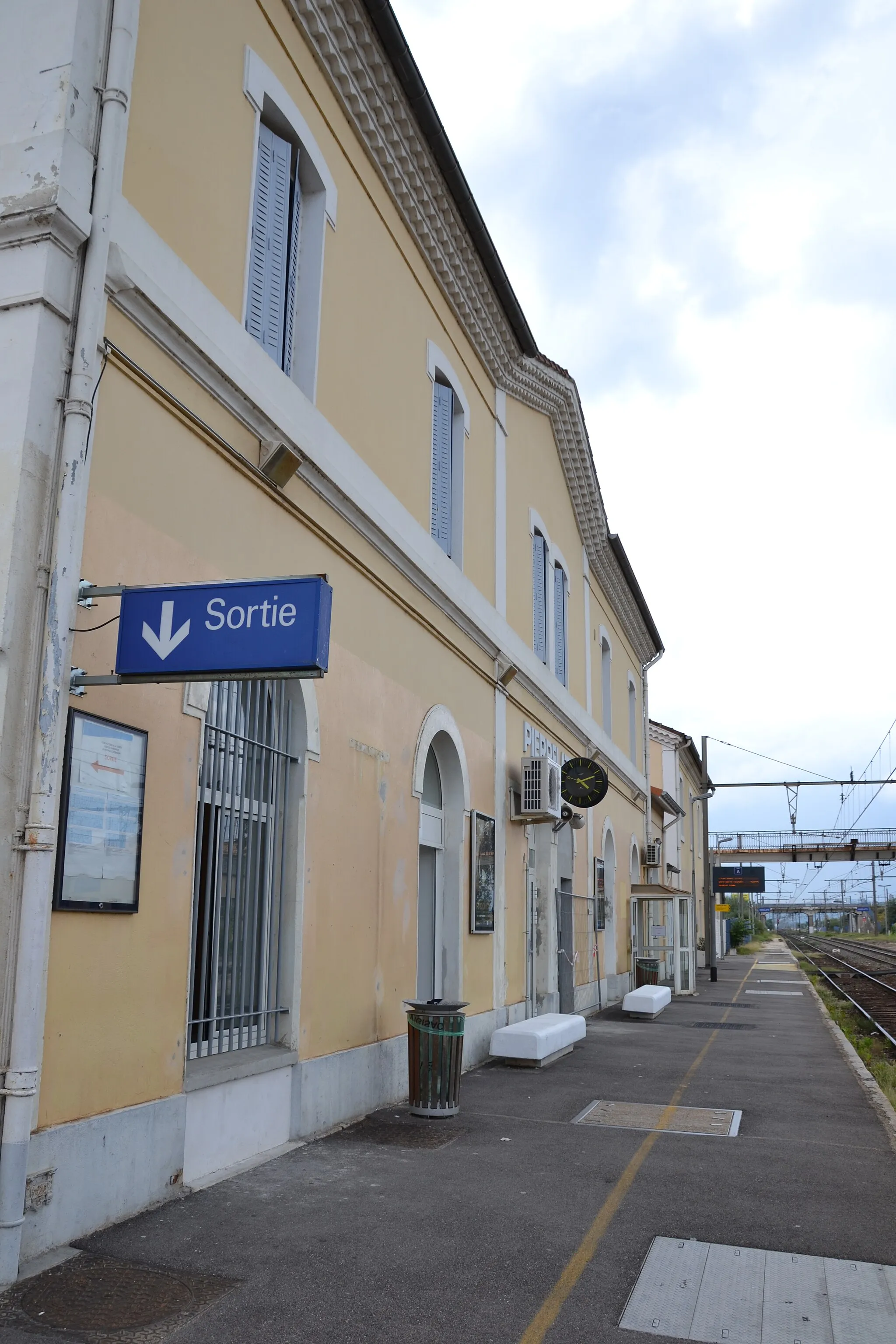 Photo showing: Gare de Pierrelatte : facade coté quais