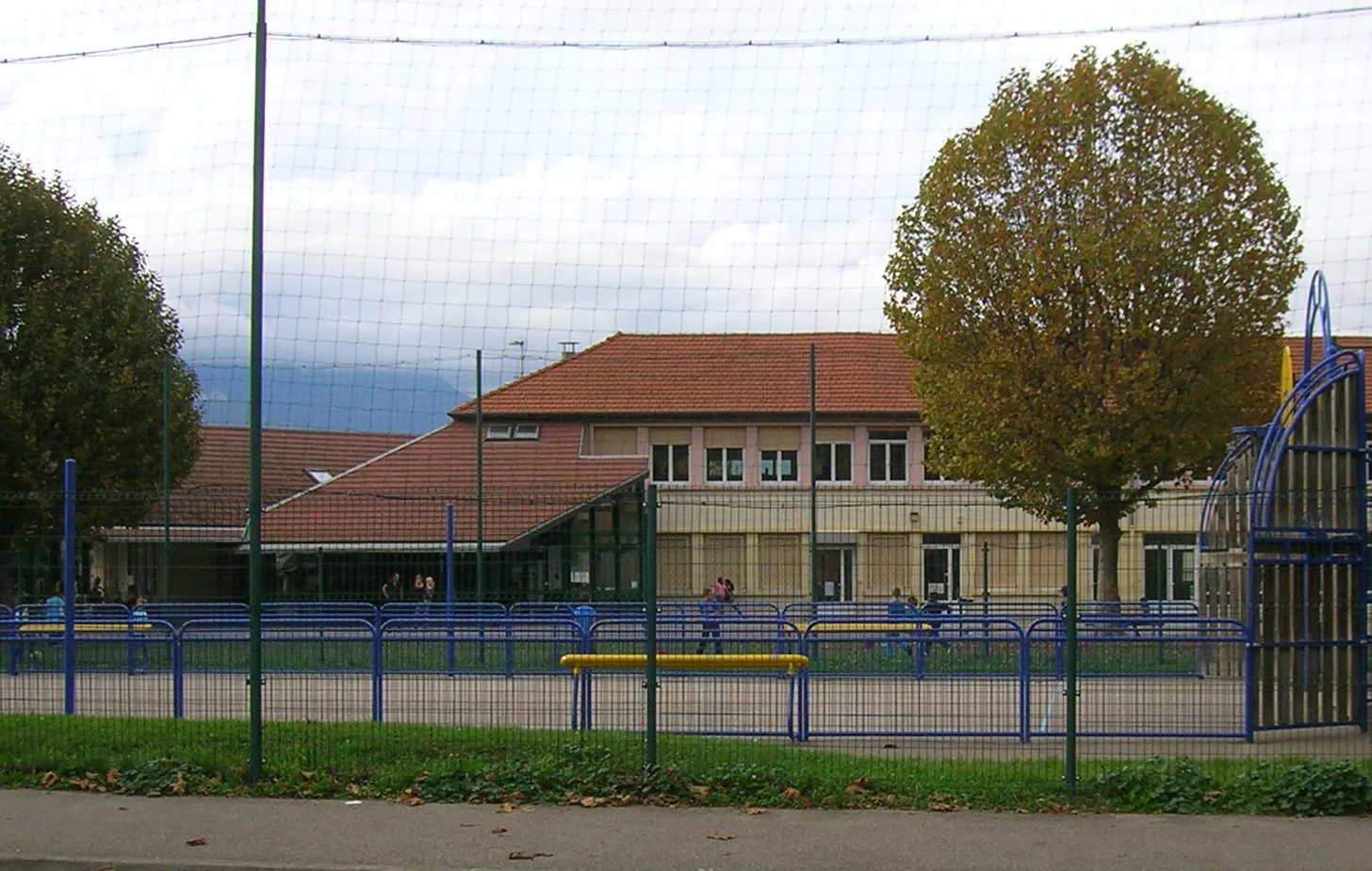 Photo showing: école primaire Jean Mermoz et terrain de basket à Poisat, Isère, Rhône-Alpes, France.