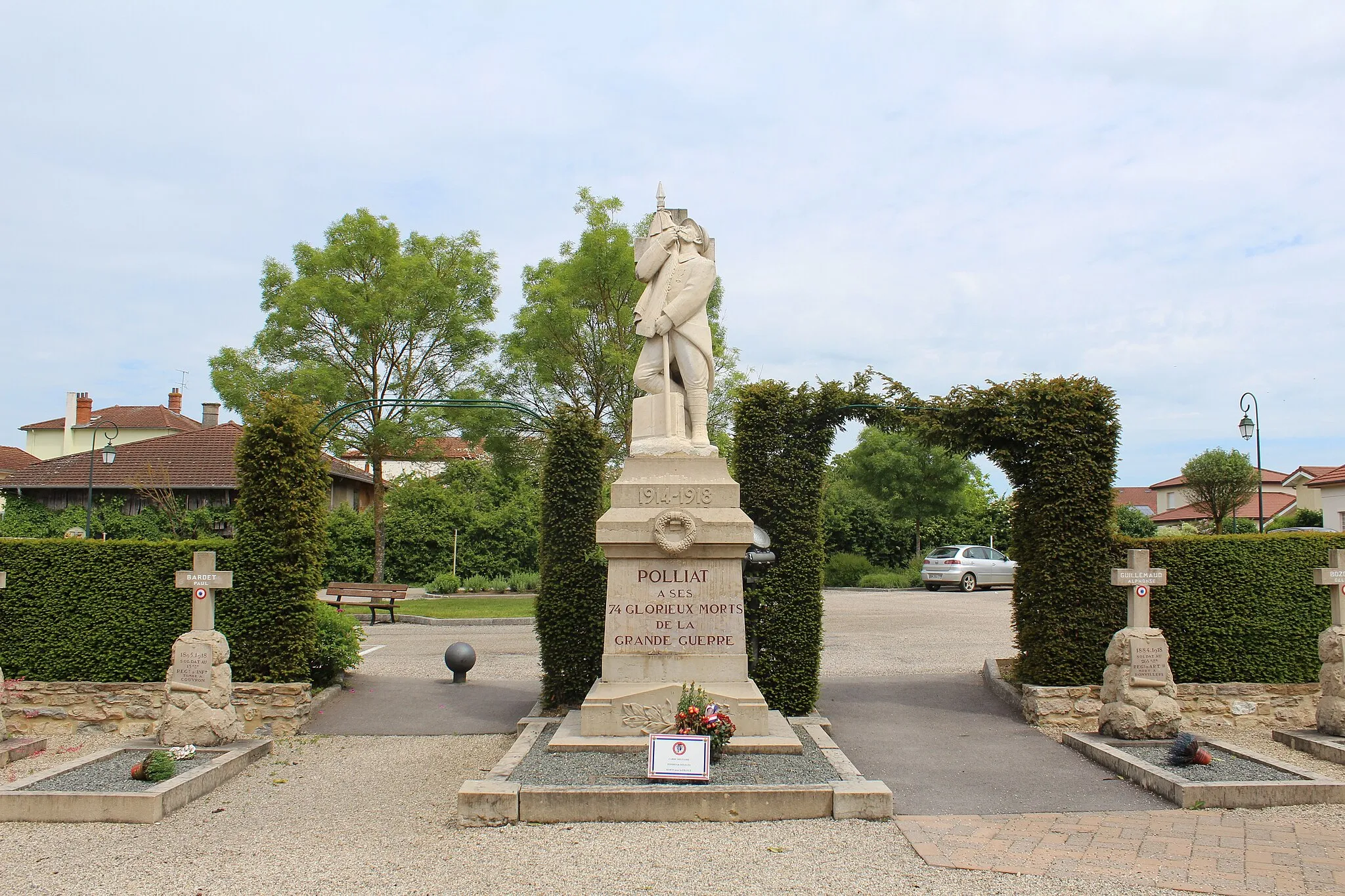 Photo showing: Monuments aux morts à Polliat près de l'église Saint-Étienne.