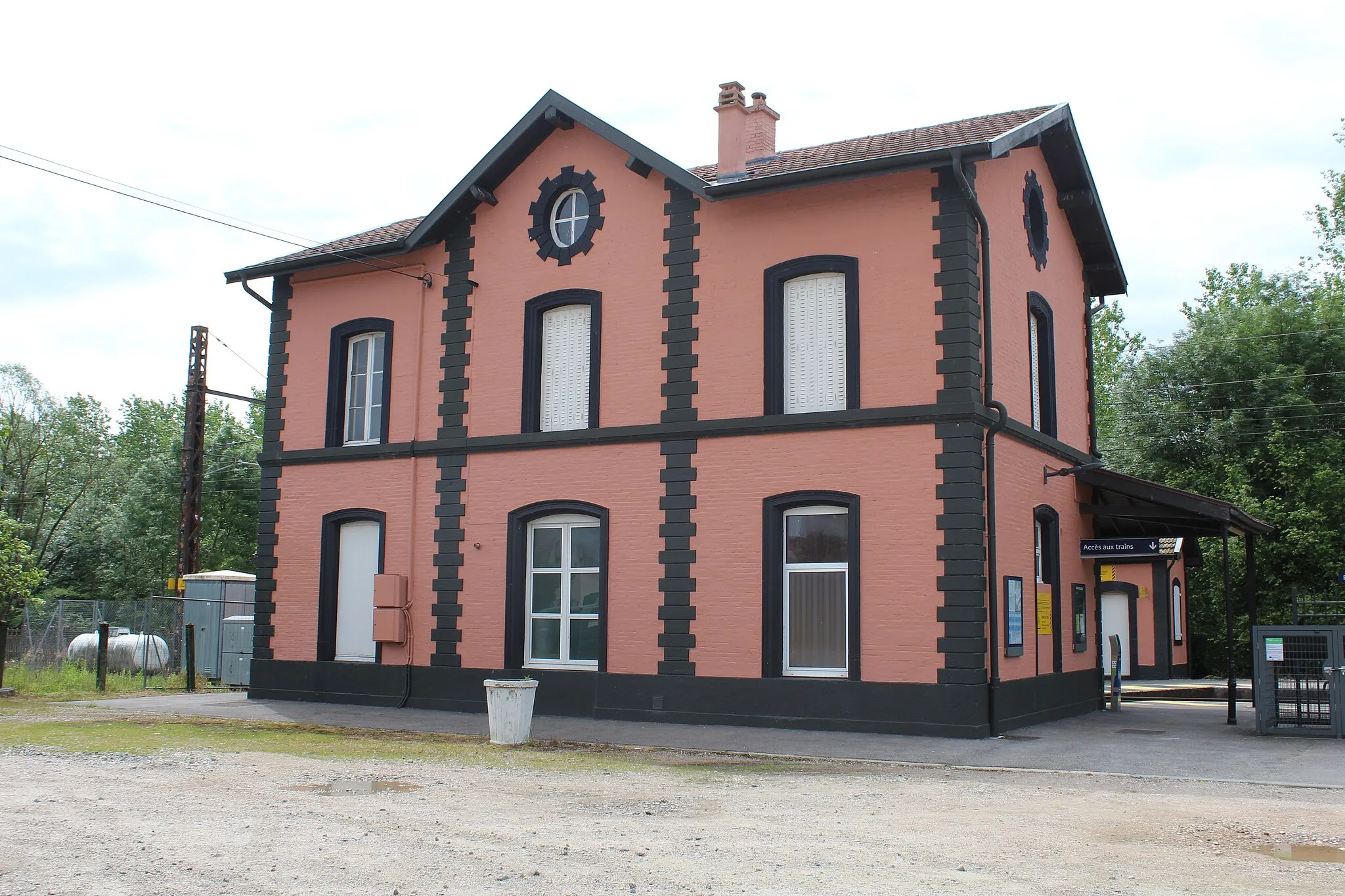 Photo showing: Façade du bâtiment de la gare de Polliat.