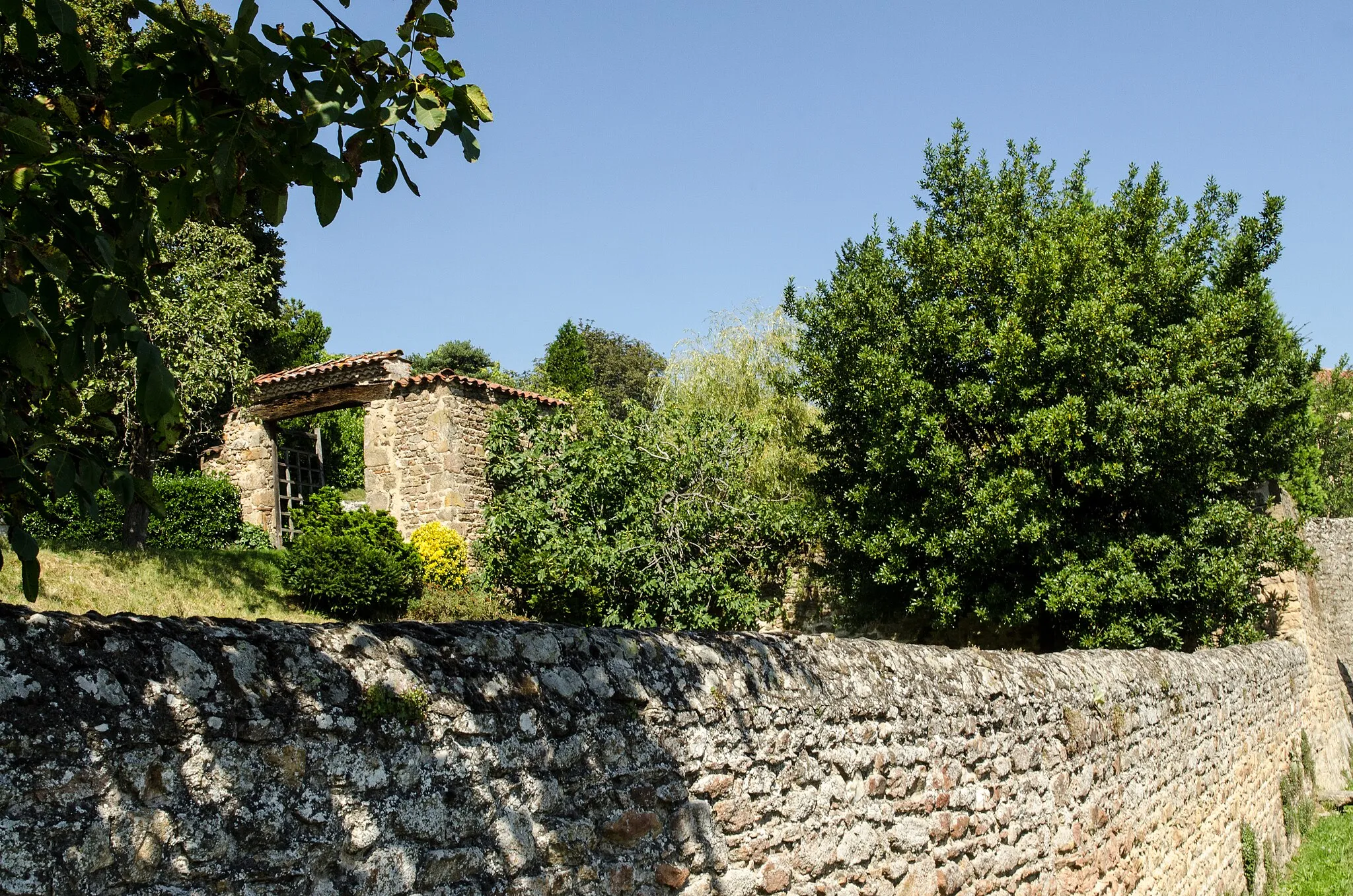 Photo showing: This building is indexed in the base Mérimée, a database of architectural heritage maintained by the French Ministry of Culture, under the reference PA69000008 .