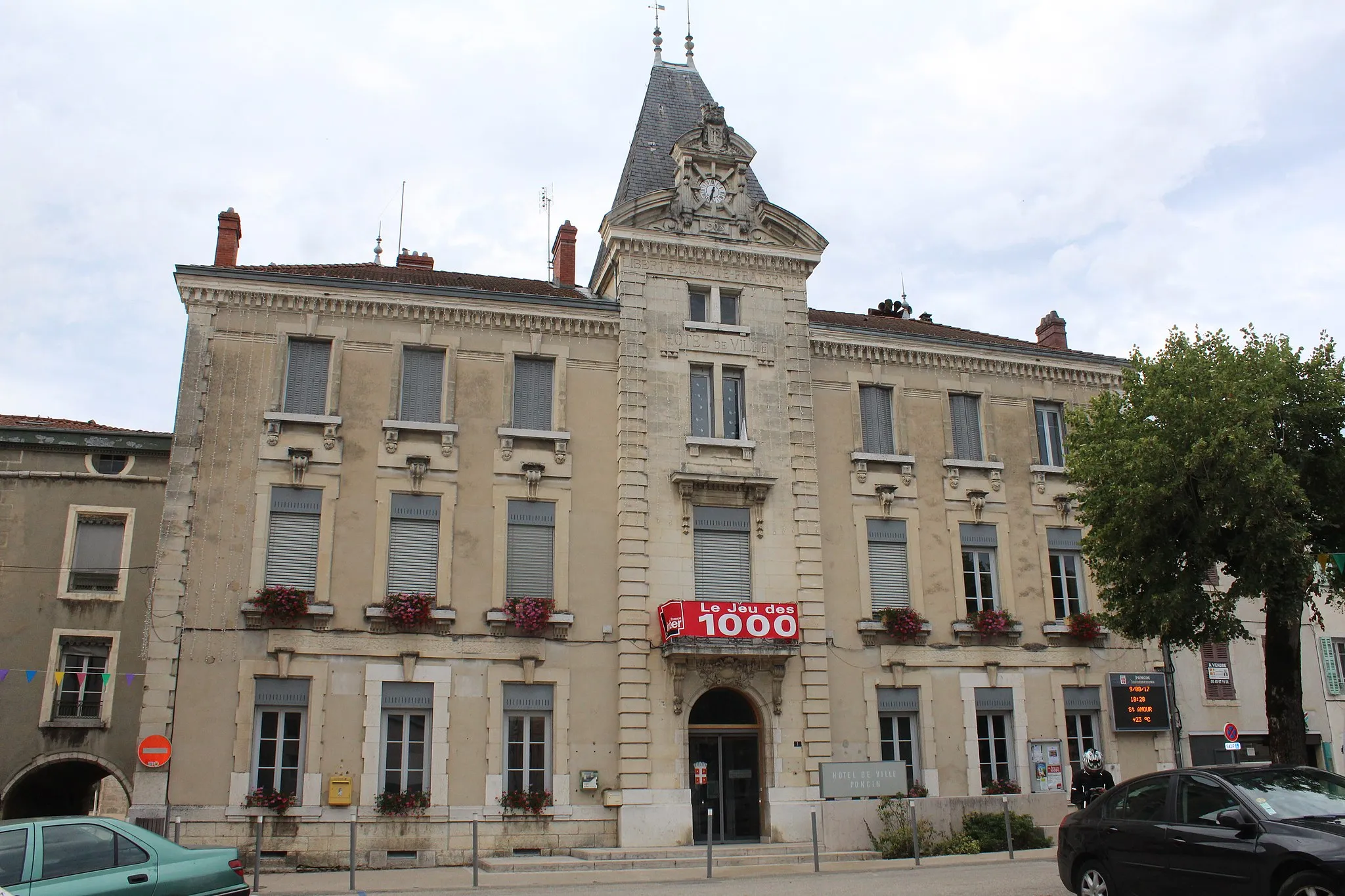 Photo showing: Mairie de Poncin.