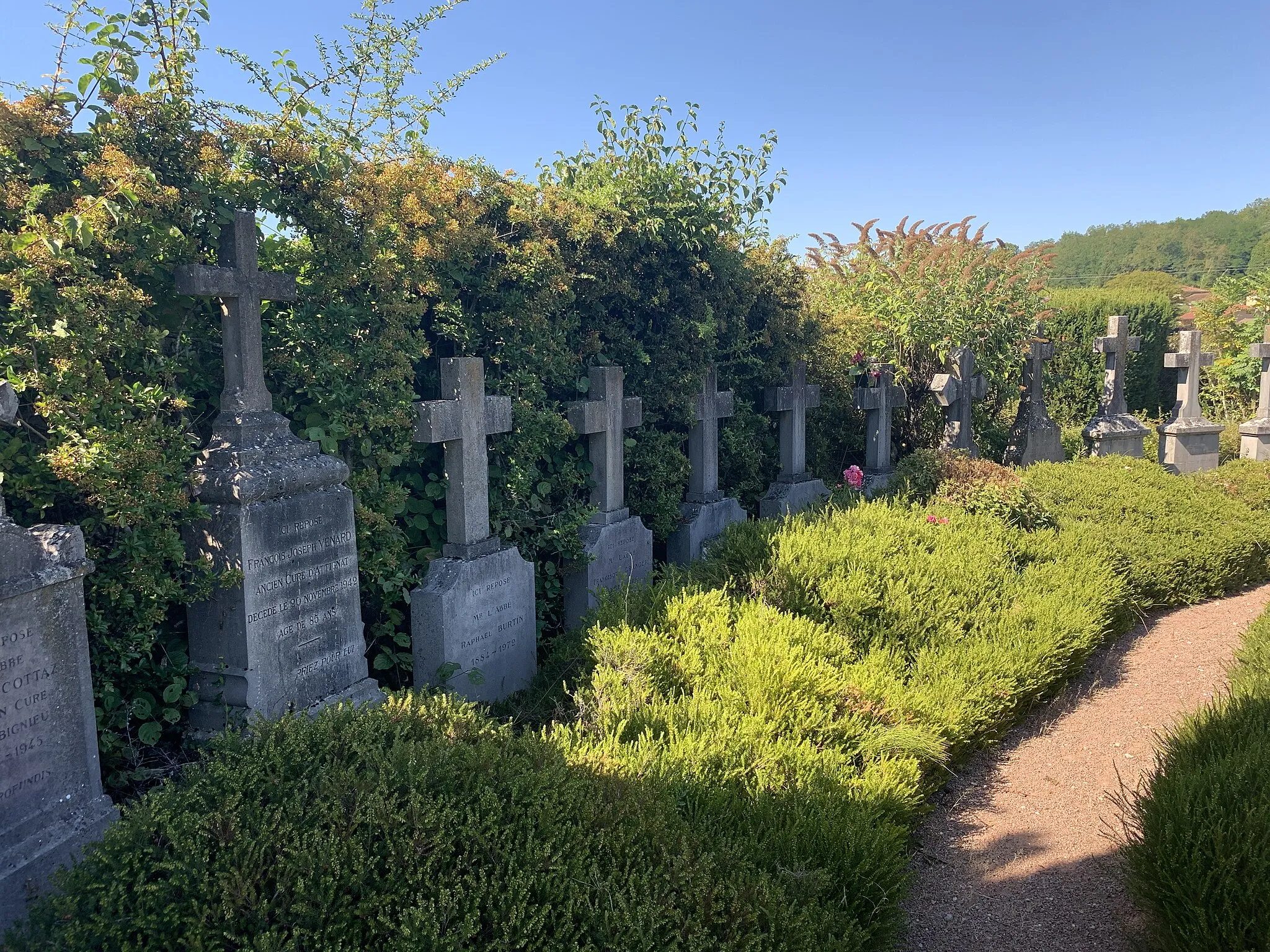 Photo showing: Carré des prêtres du cimetière de Pont-d'Ain.