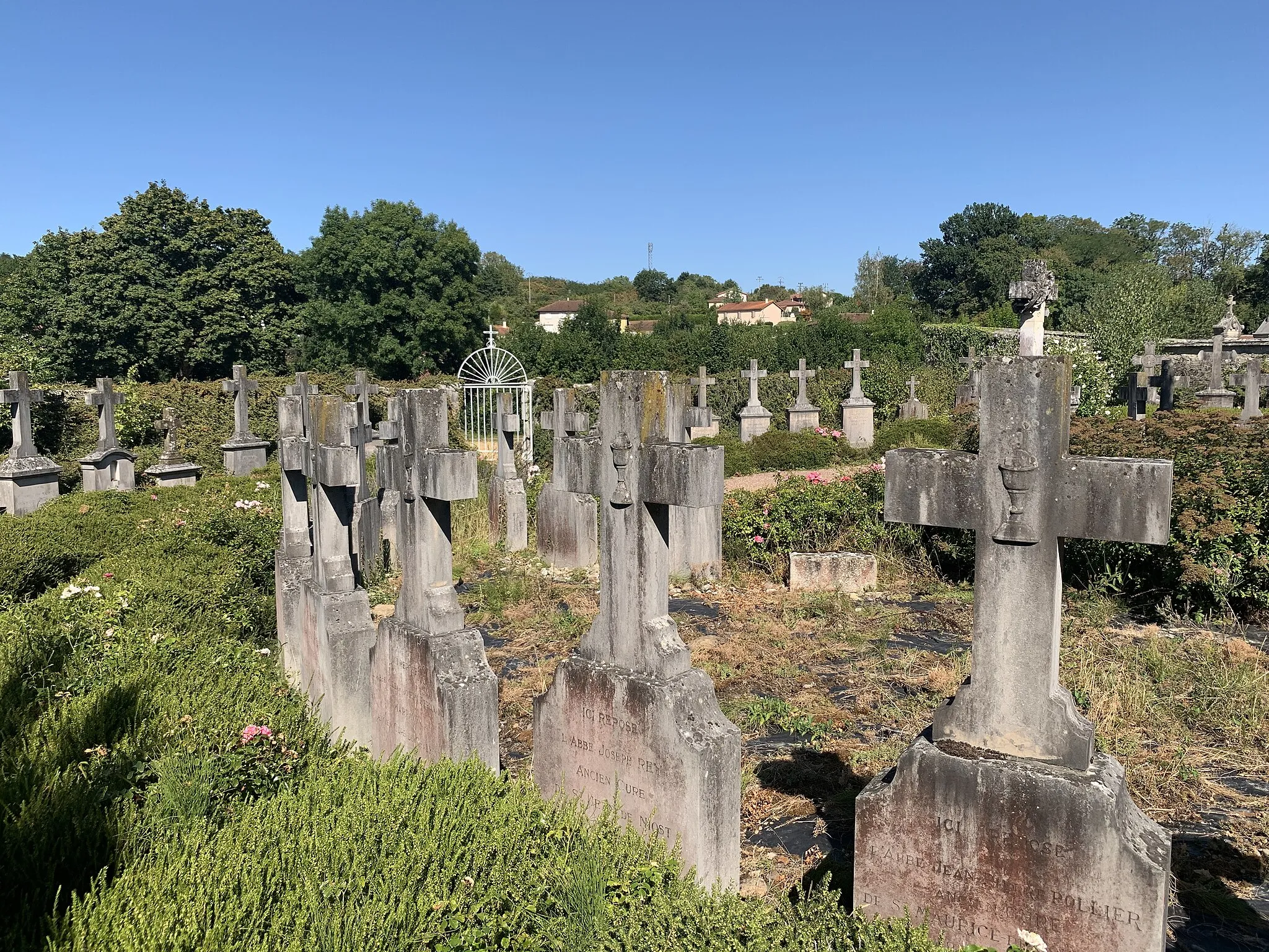 Photo showing: Carré des prêtres du cimetière de Pont-d'Ain.