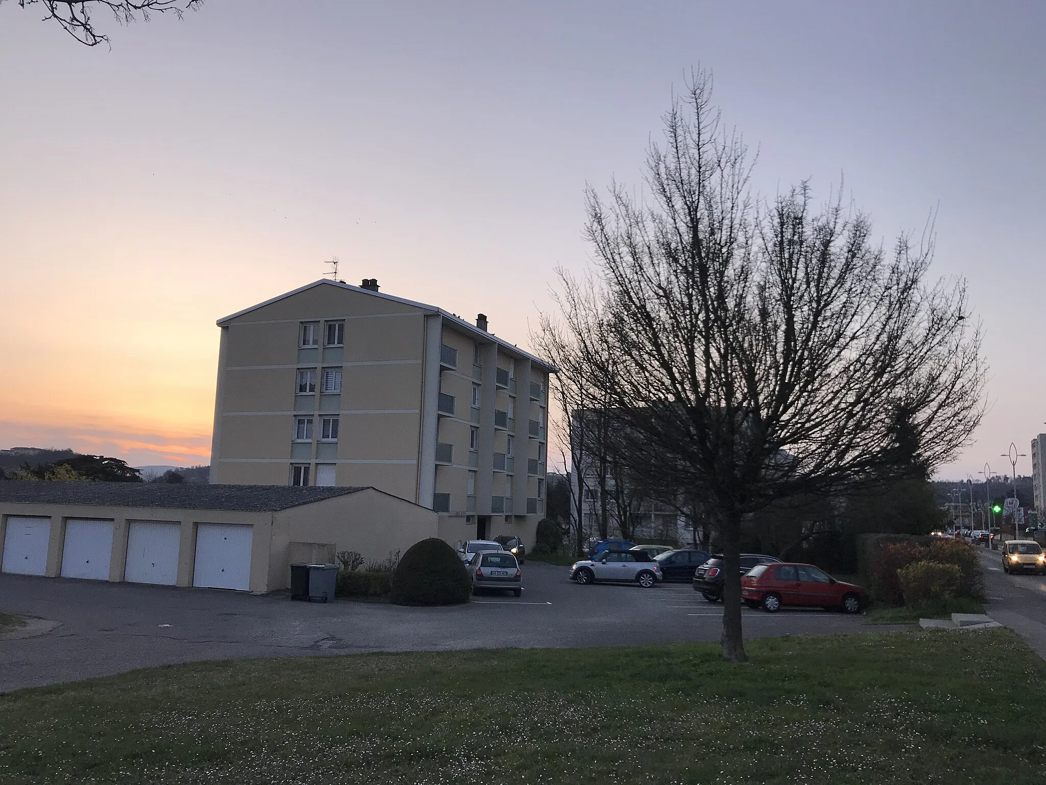 Photo showing: un bâtiment résidentiel à Pont-Évêque