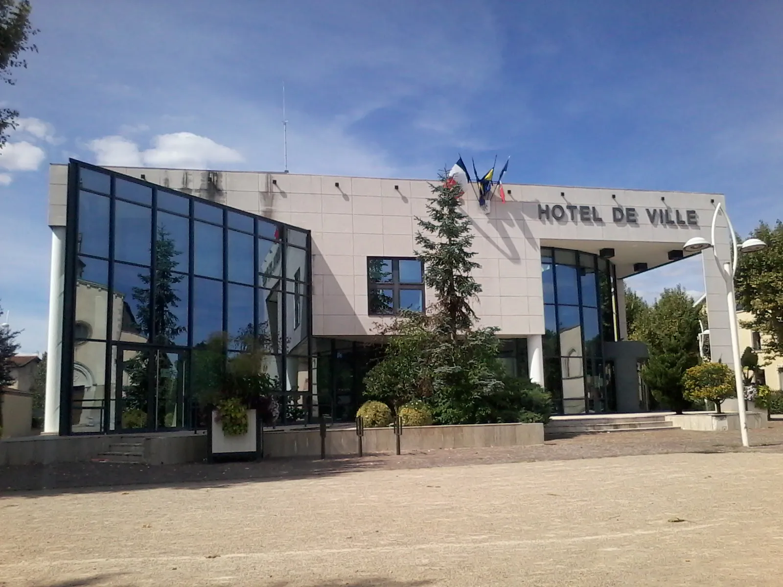 Photo showing: Hôtel de ville de Pont-Évêque (Isère)