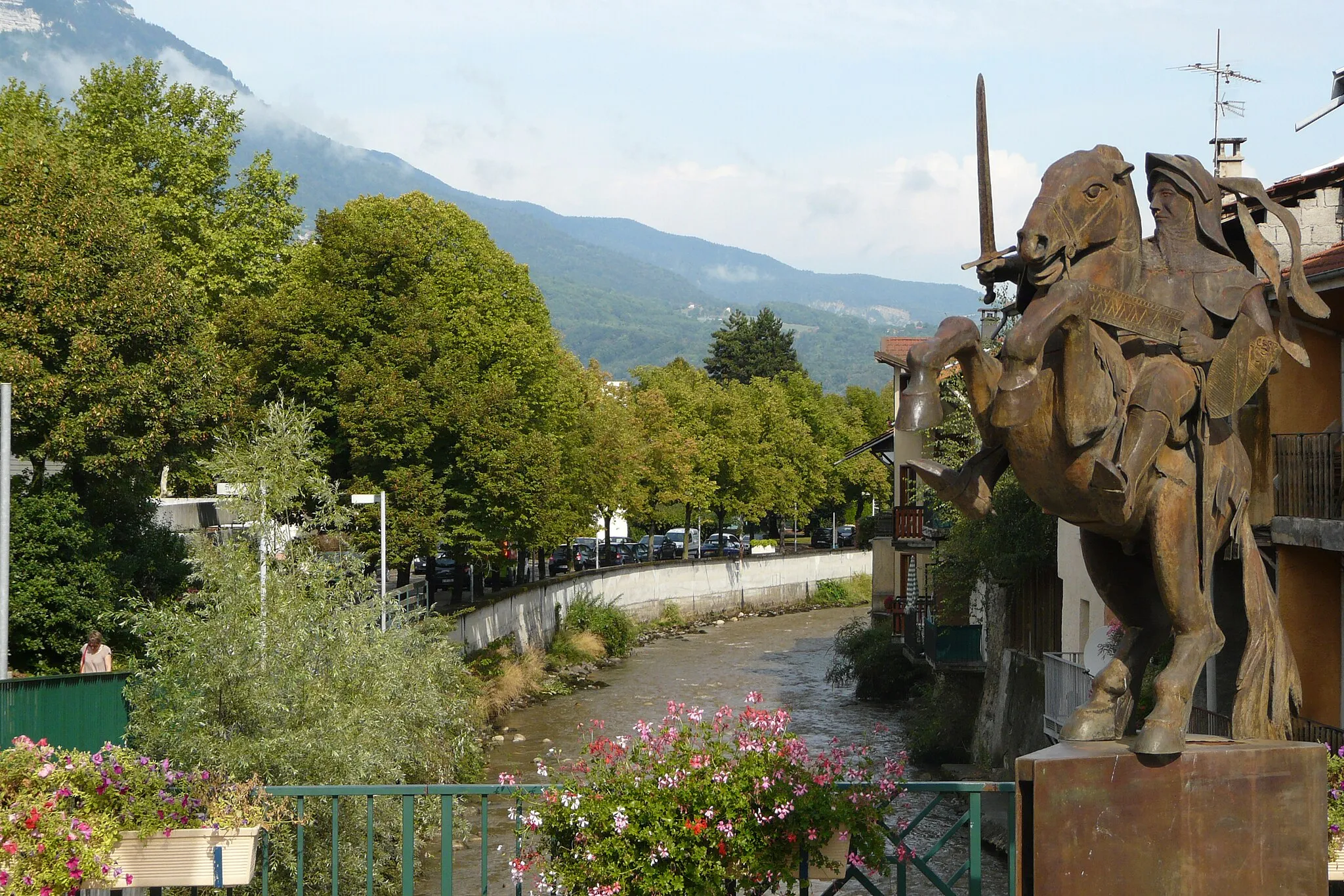 Photo showing: Le Bréda à Pontcharra, Isère, France, avec à droite une statue du Chevalier Bayard et au fond le mont Granier.