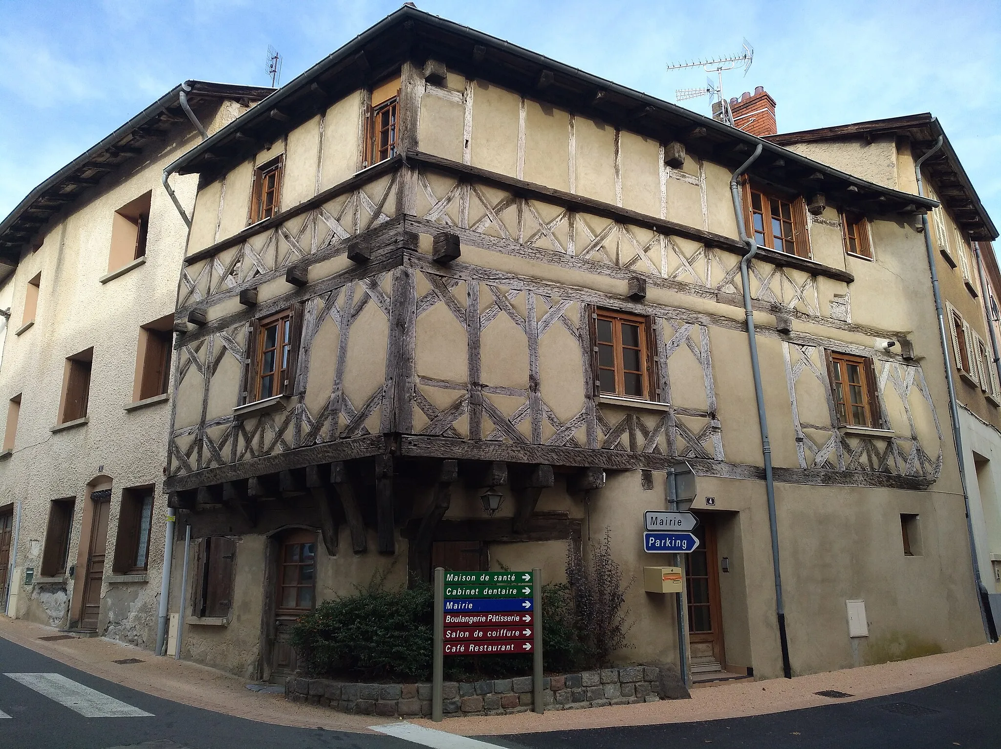 Photo showing: Maison à colombages à Régny (Loire, France).