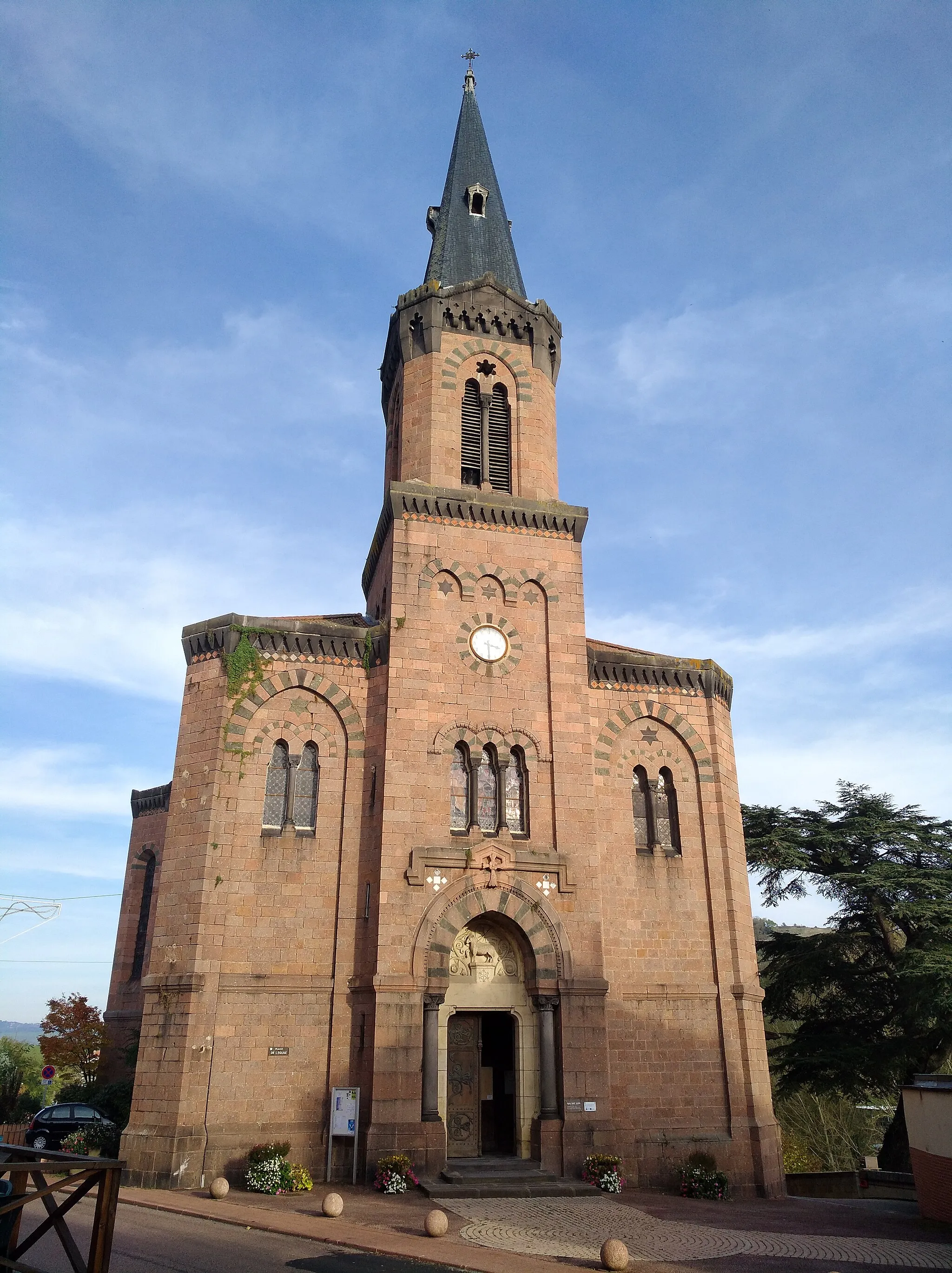 Photo showing: Façade de l'église Saint-Julien de Régny (Loire, France), inscrite au titre des Monuments historiques.