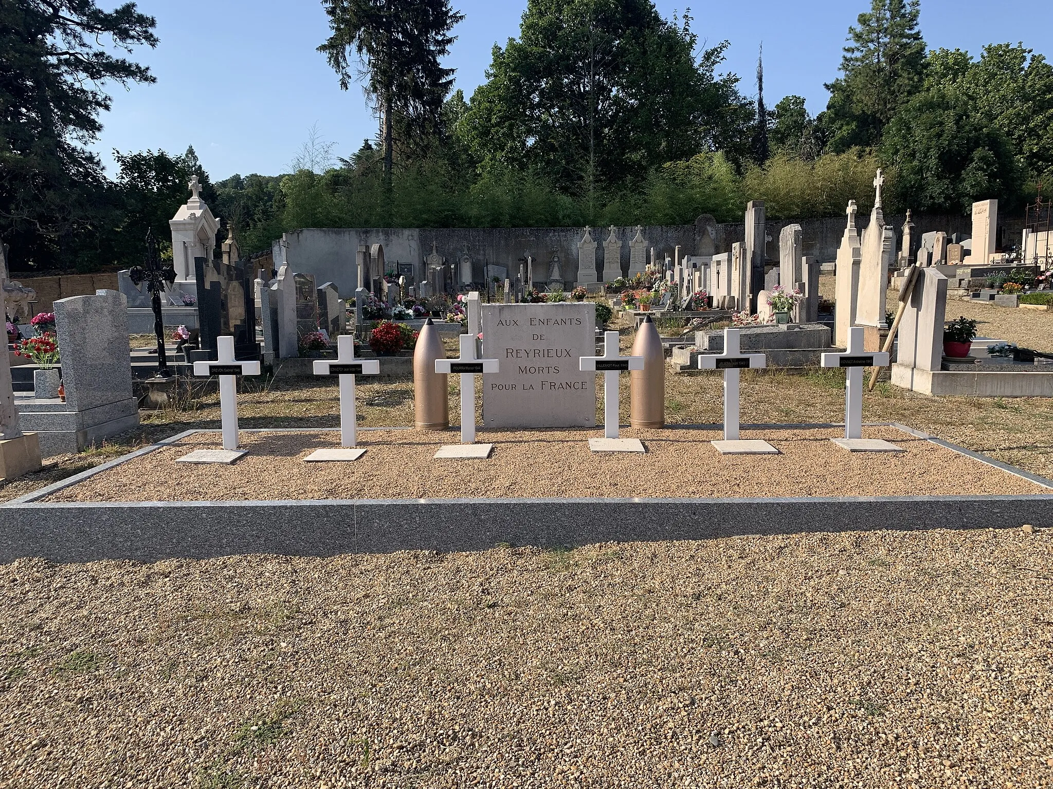 Photo showing: Carré militaire du cimetière de Reyrieux.