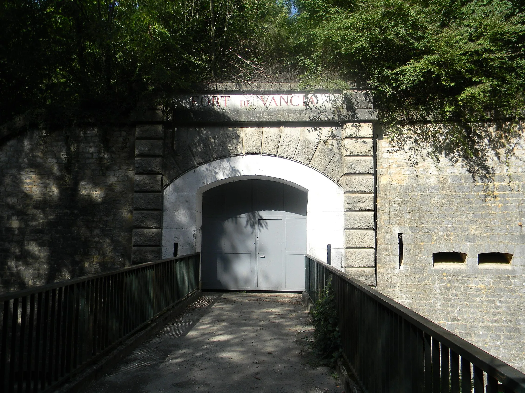 Photo showing: Main gate of the Vancia fort, Rhône, France.