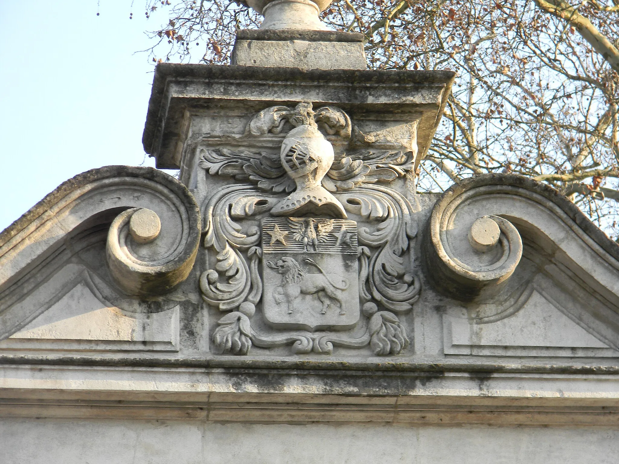Photo showing: Détail de l'écusson figurant en haut du portail du château de la Pape à Rillieux-la-Pape : « D'argent au taureau passant d'or à la tête de lion de gueules, au chef d'azur chargé d'une aigle d'argent accostée de deux étoiles du même ».