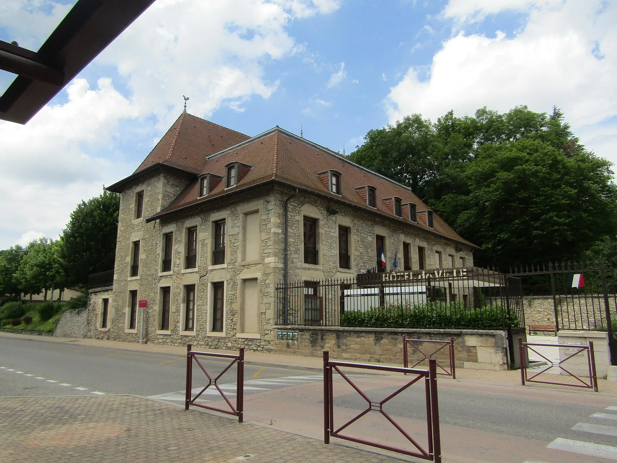 Photo showing: Mairie de Ruy-Montceau