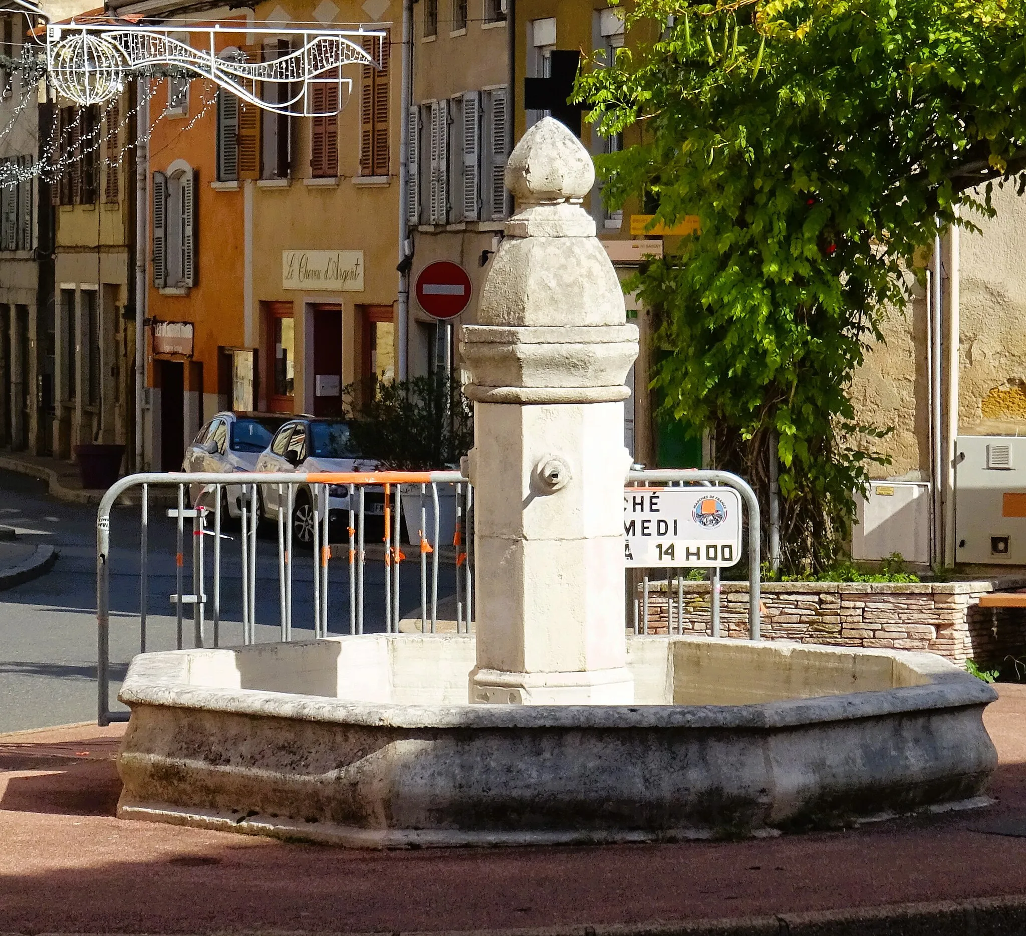 Photo showing: ancienne fontaine de Sain Bel